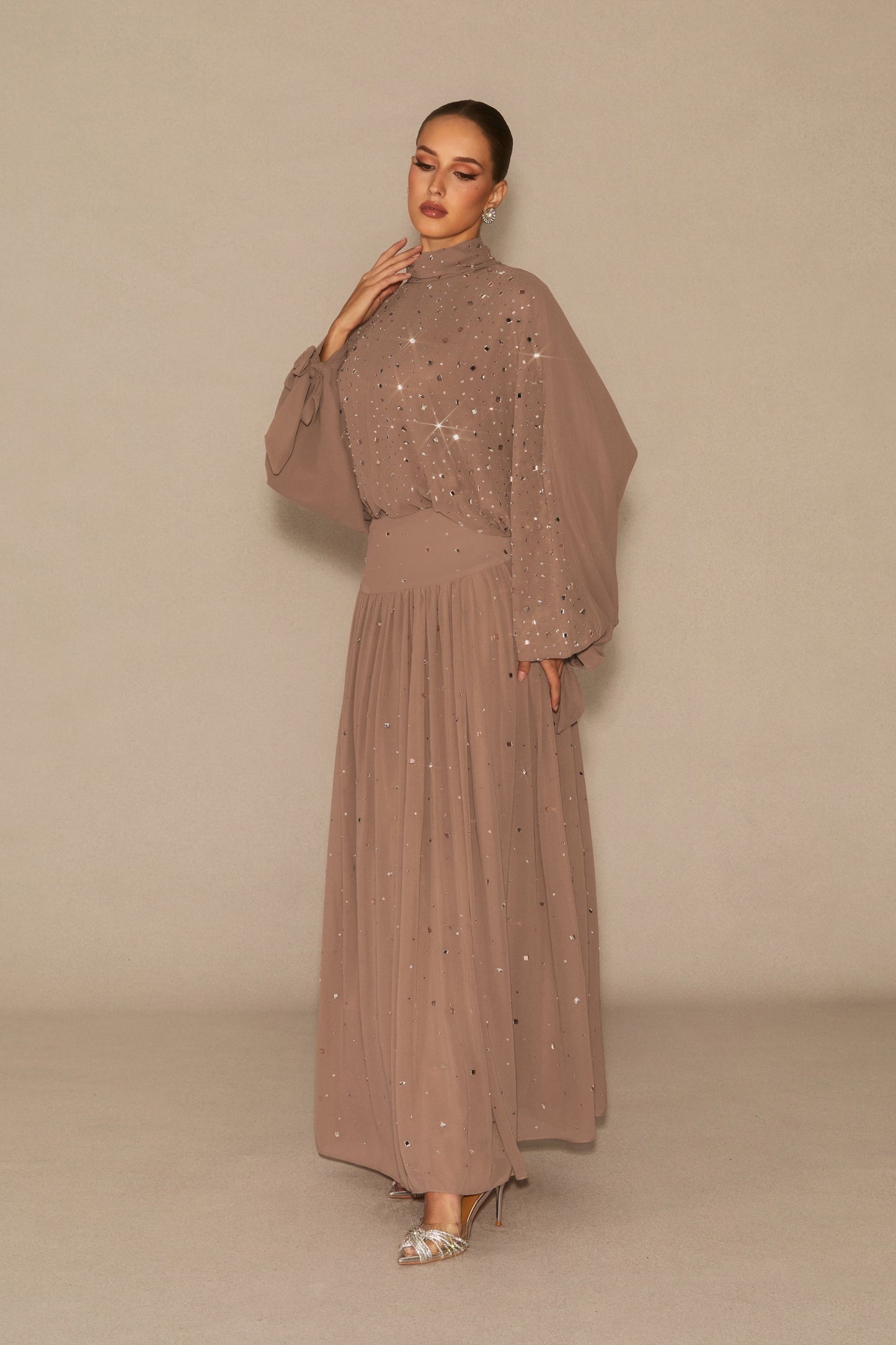 طقم بلوزة وتنورة مزين بالكريستال بلون الكاكي المتلألئ أوبال
