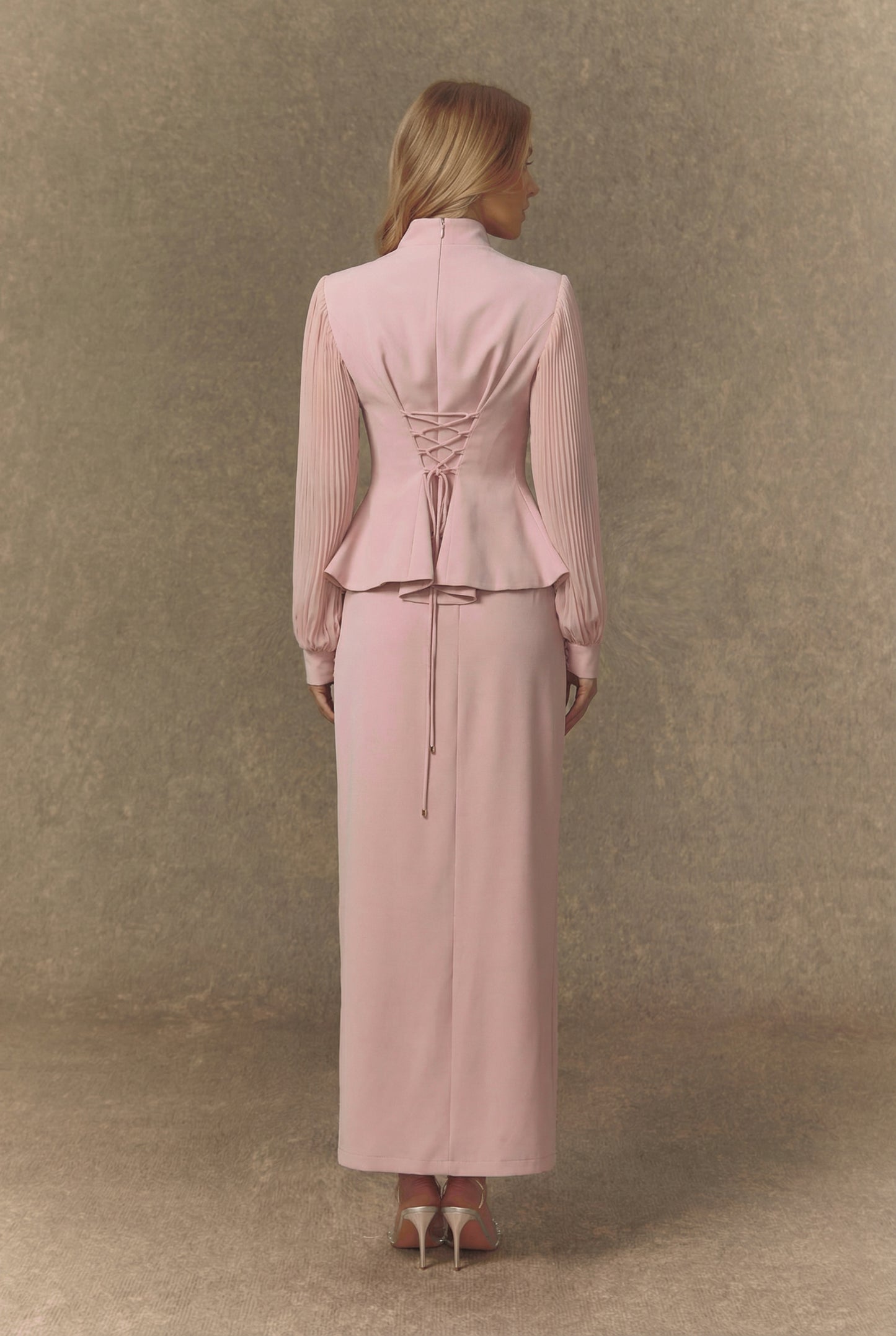 طقم تنورة مطرزة بأزهار بيضاء أنيقة