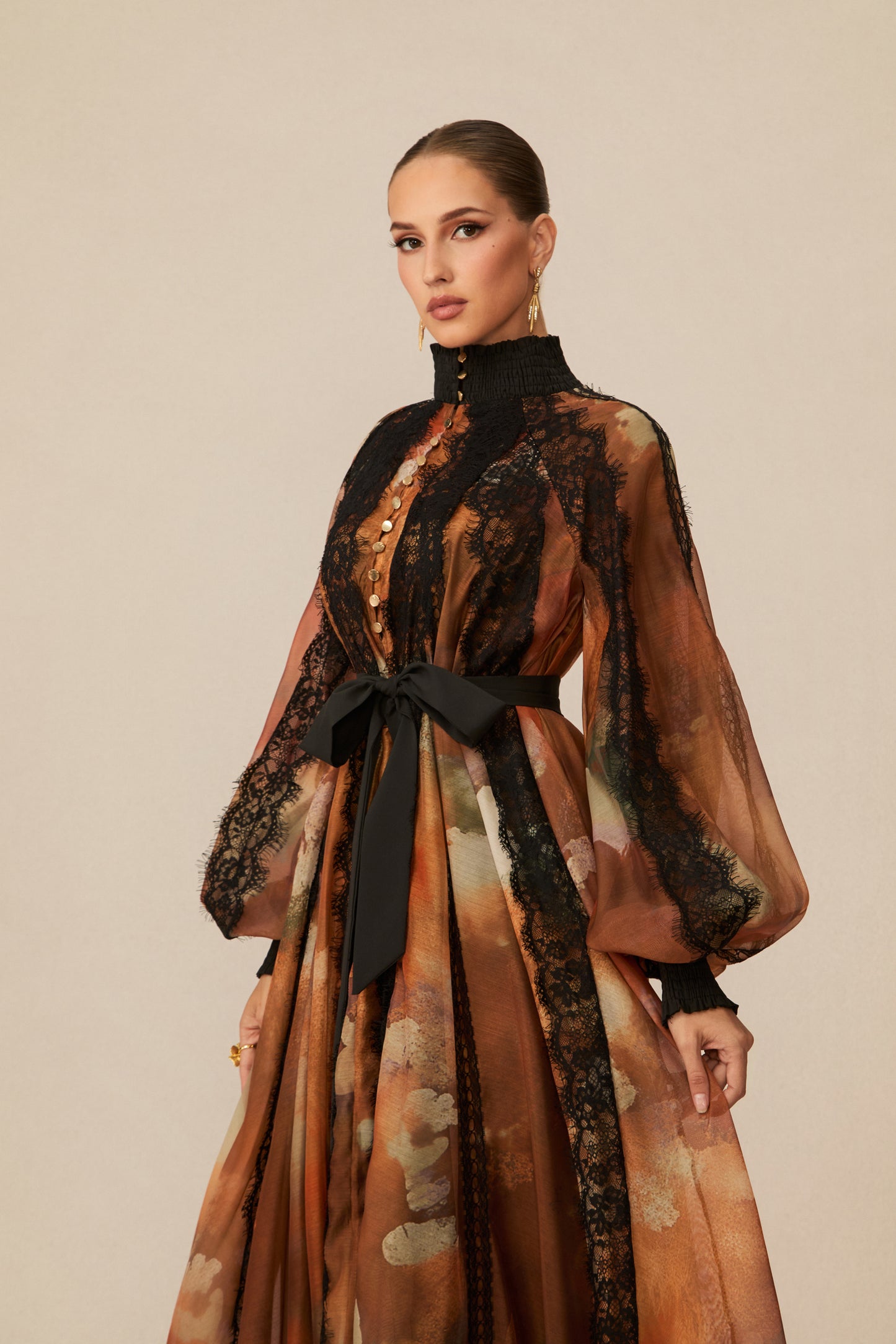 迷人橘色蕾絲拼接中長洋裝