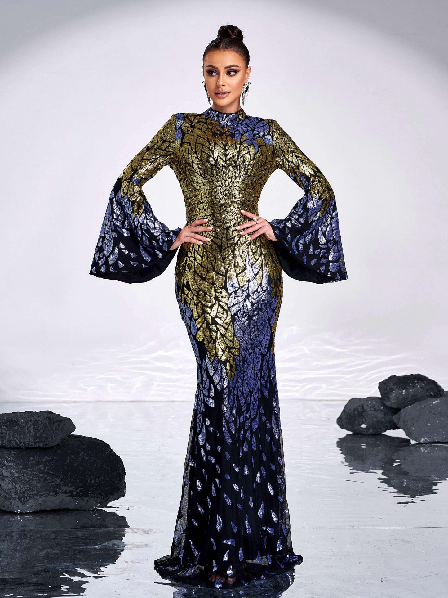 فستان رسمي عصري مزين بالترتر - بأكمام واسعة من الخلف