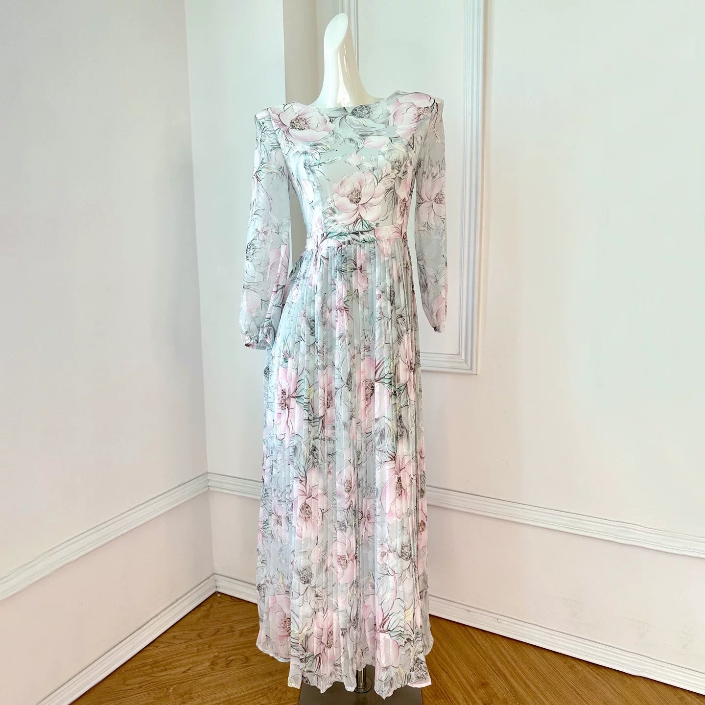 فستان مطبوع من البوليستر بطول الكاحل مع أكمام طويلة