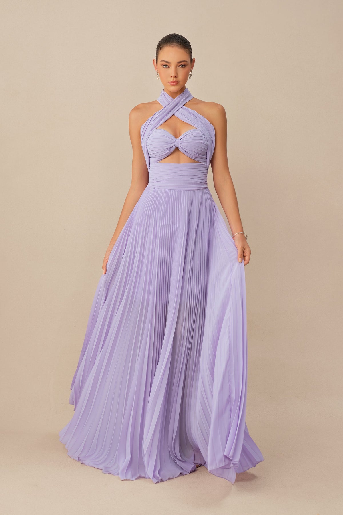 Gaun Maxi Formal Ungu dari Sifon Berlipit dengan Halter Silang