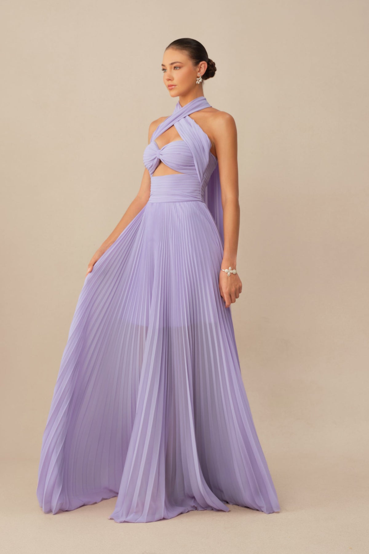 Gaun Maxi Formal Ungu dari Sifon Berlipit dengan Halter Silang