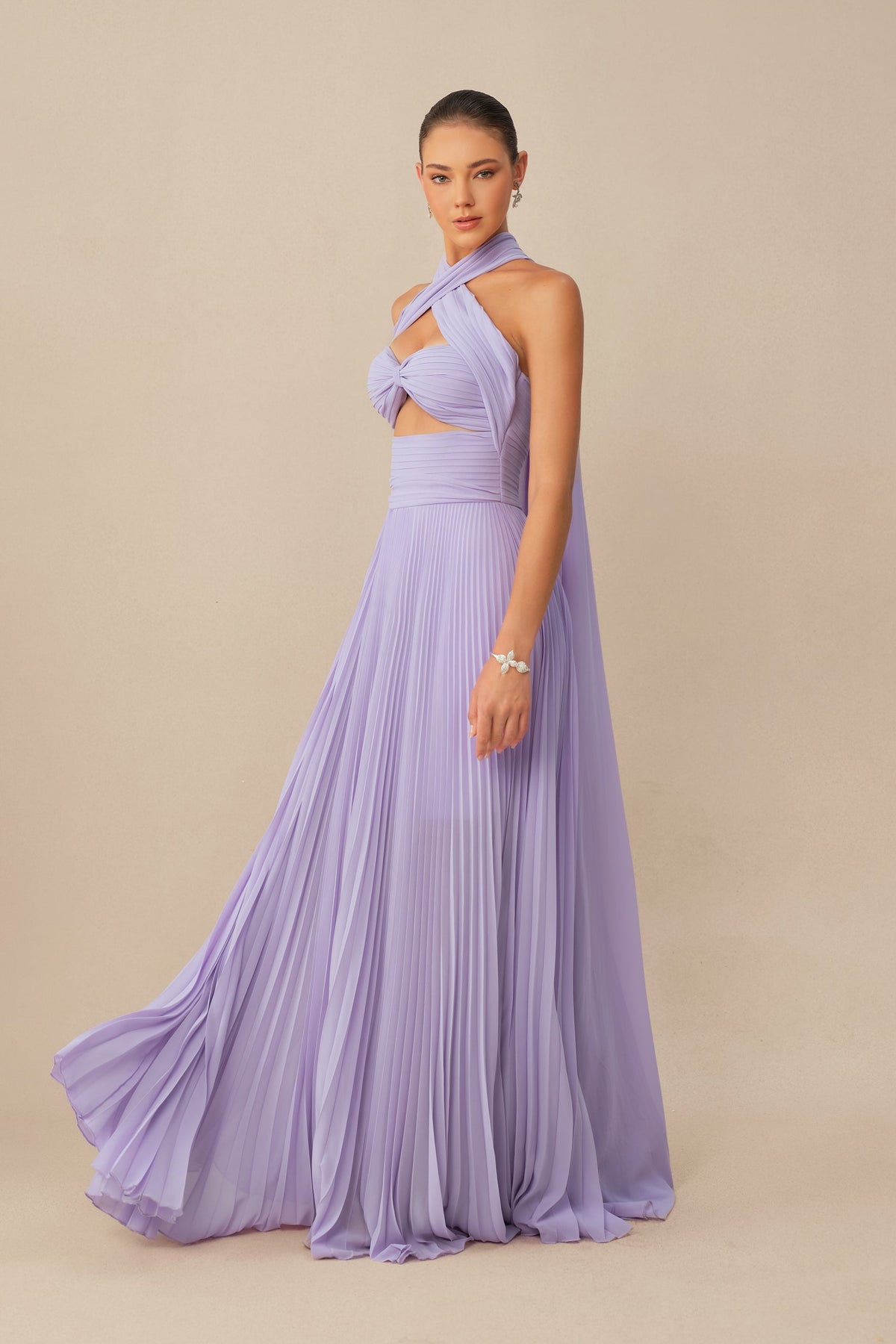 Gaun Maxi Formal Ungu dari Sifon Berlipit dengan Halter Silang