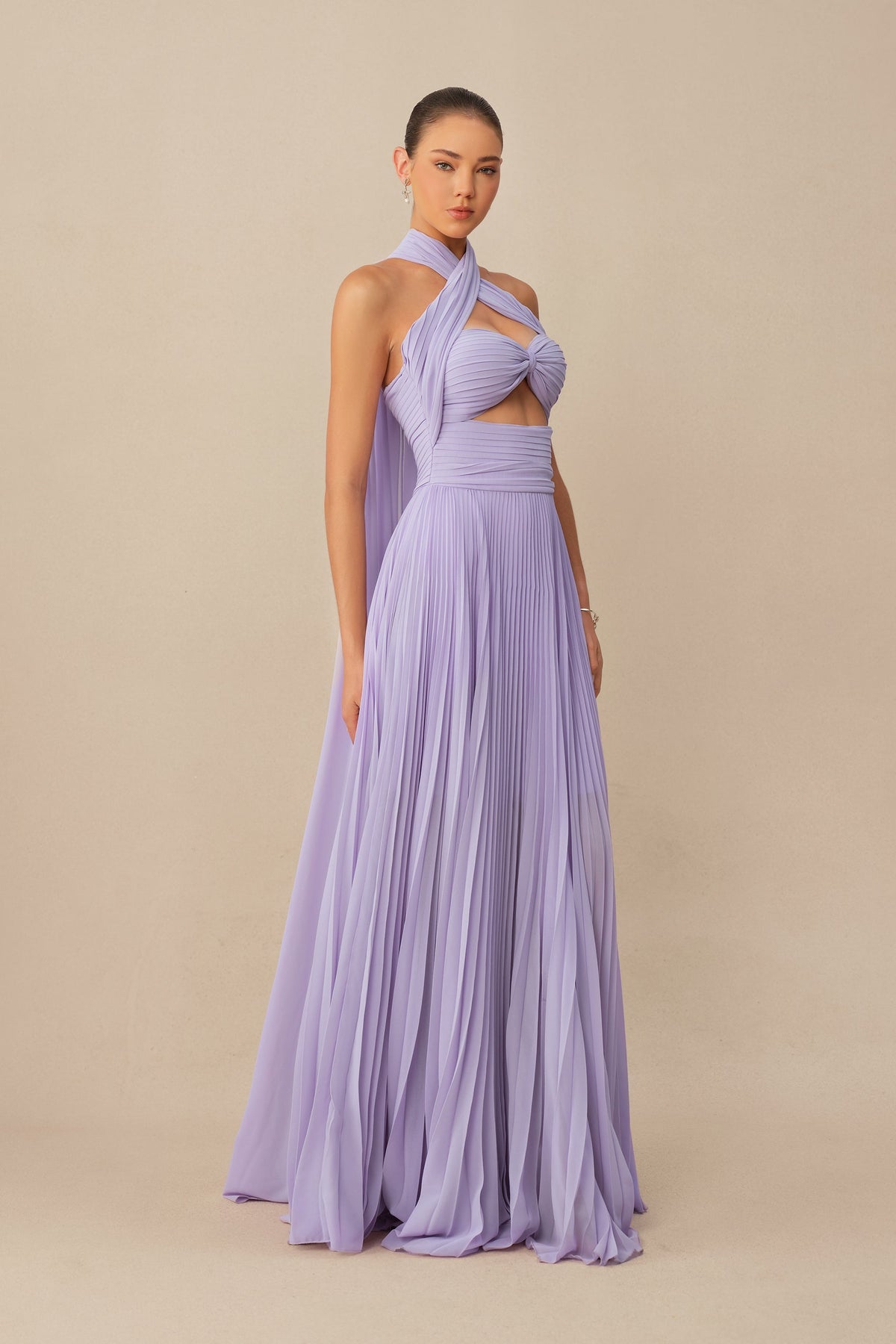 Gaun Maxi Formal Ungu dari Sifon Berlipit dengan Halter Silang