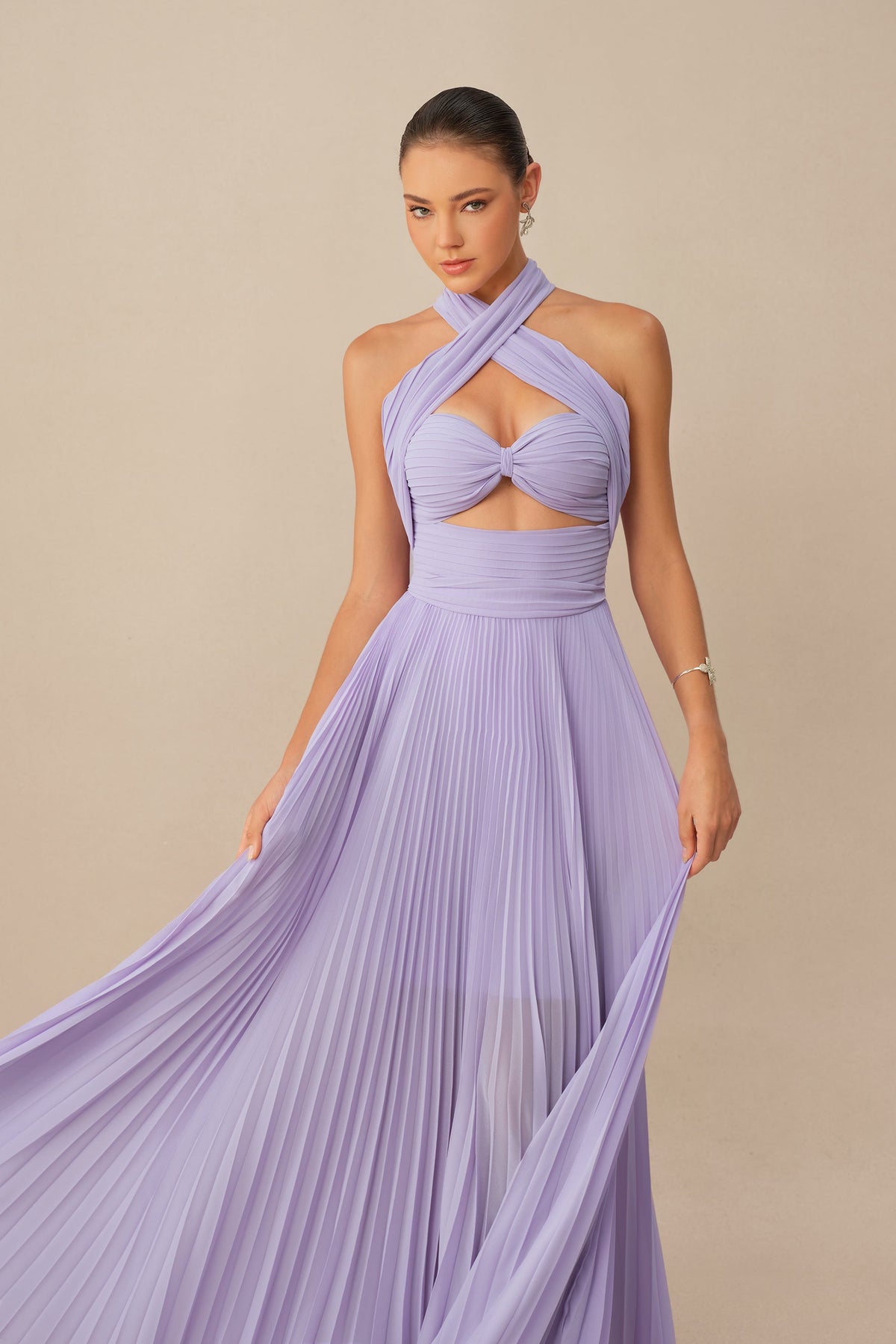 Gaun Maxi Formal Ungu dari Sifon Berlipit dengan Halter Silang