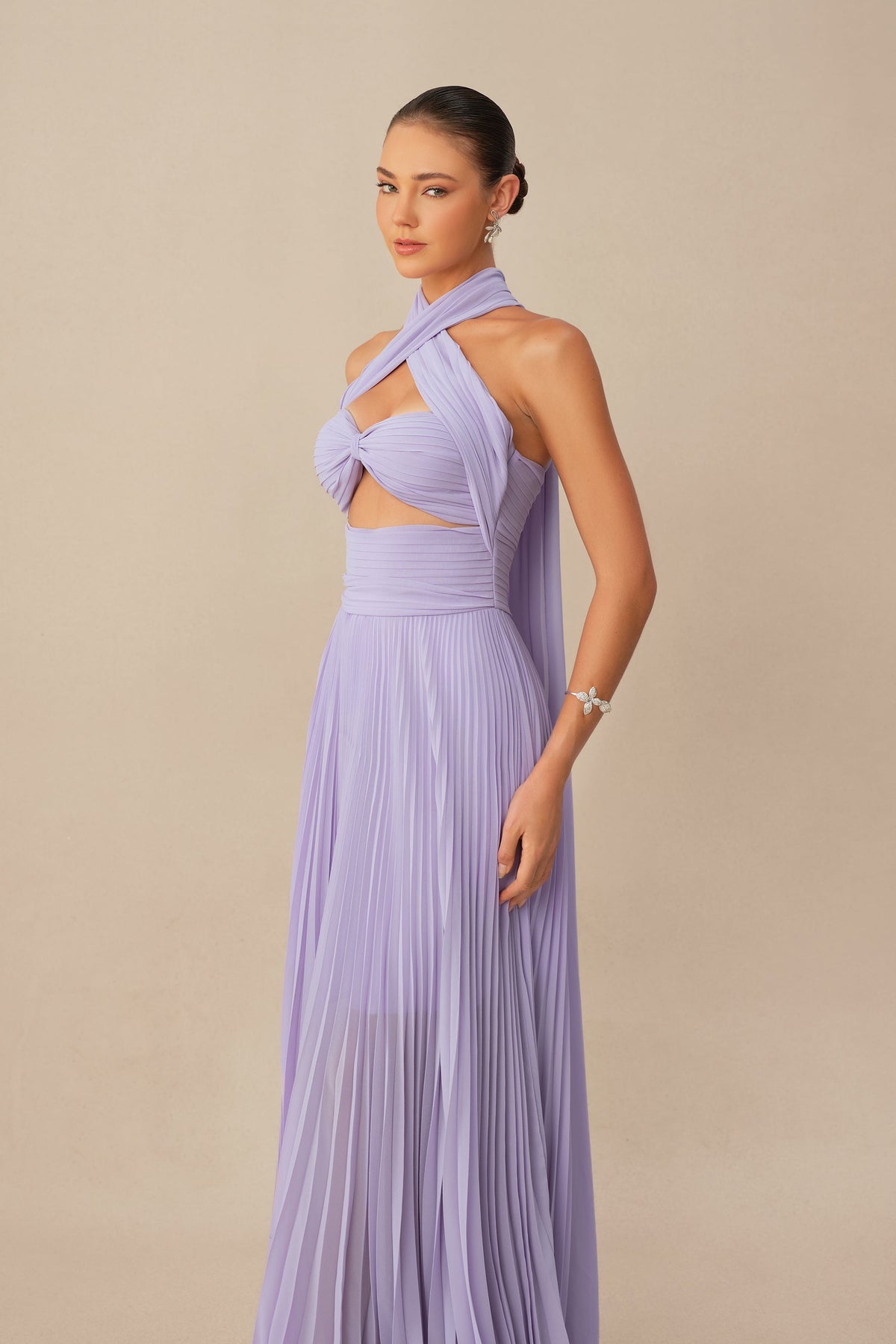 Gaun Maxi Formal Ungu dari Sifon Berlipit dengan Halter Silang