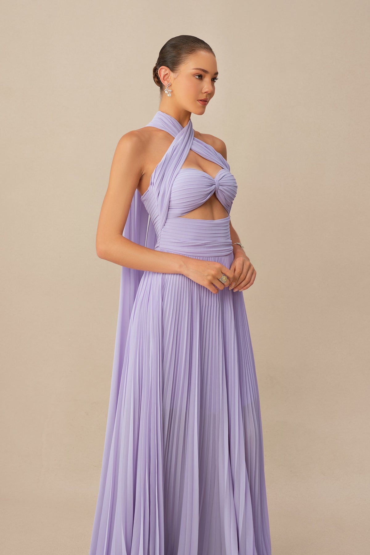 Gaun Maxi Formal Ungu dari Sifon Berlipit dengan Halter Silang