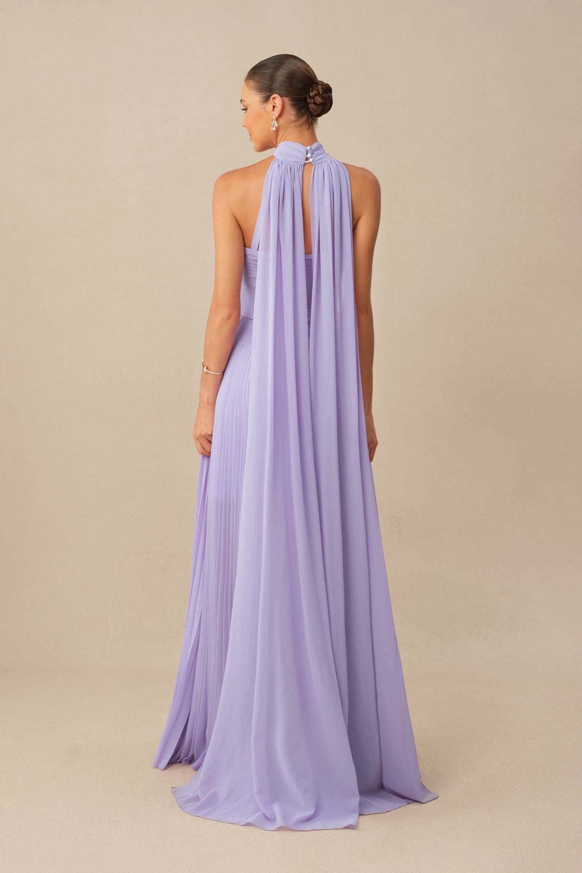 Gaun Maxi Formal Ungu dari Sifon Berlipit dengan Halter Silang