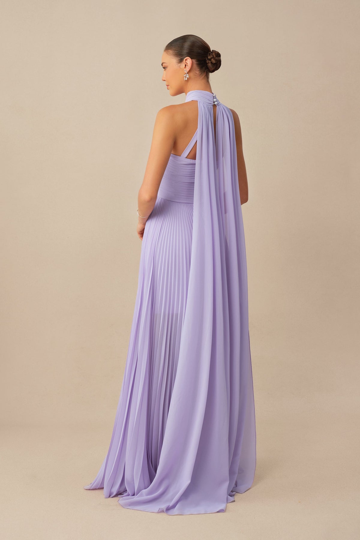 Gaun Maxi Formal Ungu dari Sifon Berlipit dengan Halter Silang