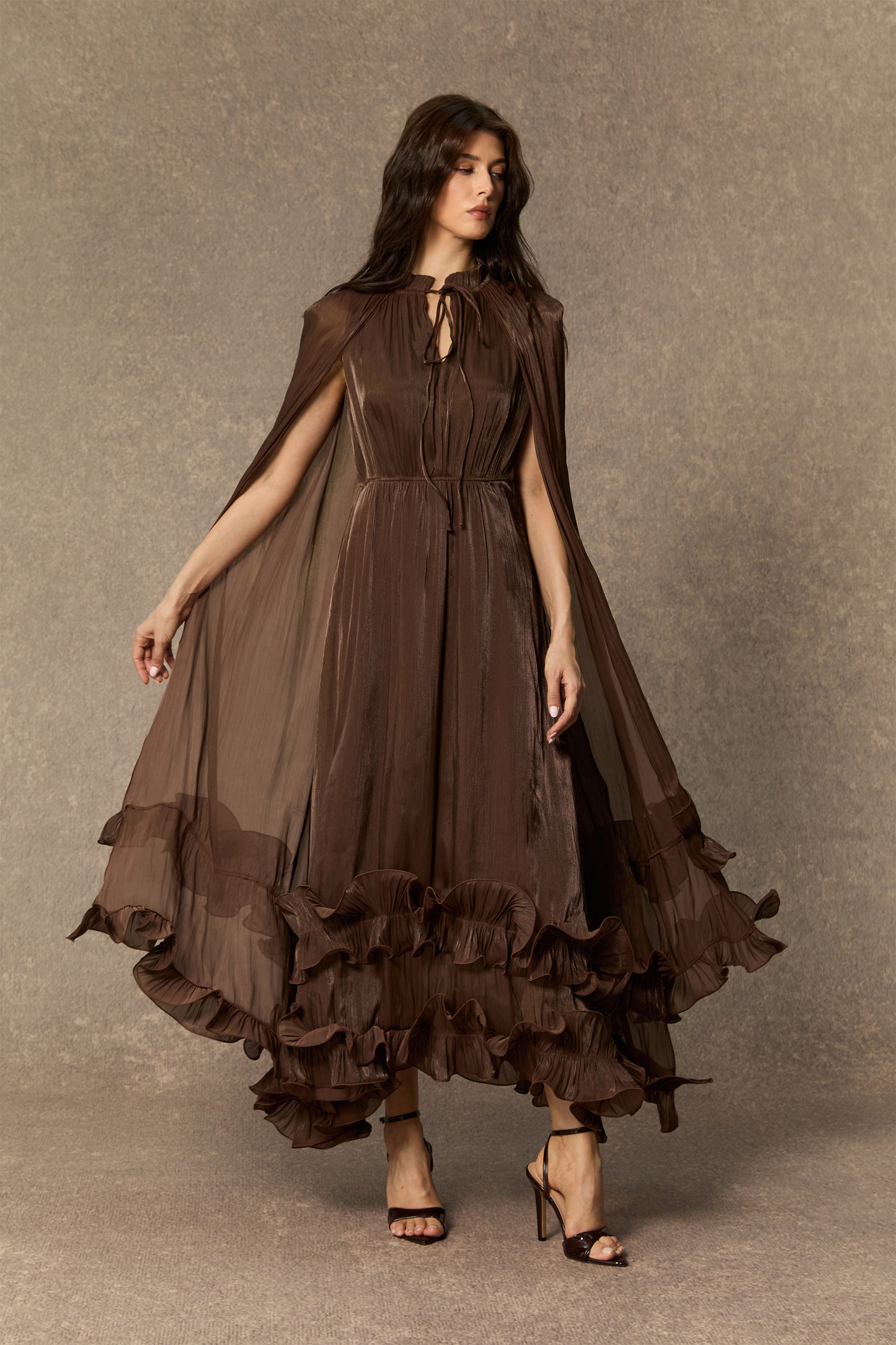 فستان ميدي كلاسيكي مكشكش بتصميم يشبه الكاب