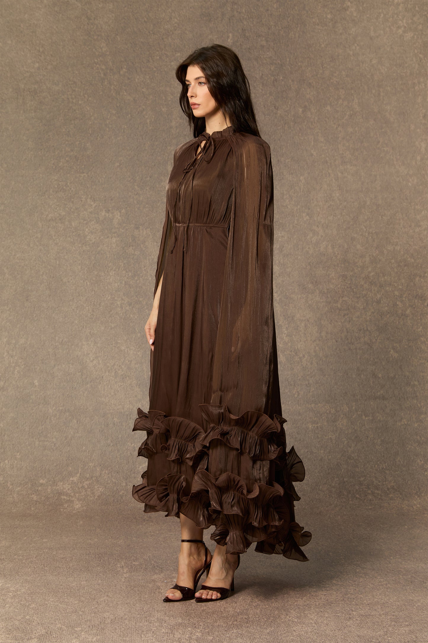 فستان ميدي كلاسيكي مكشكش بتصميم يشبه الكاب