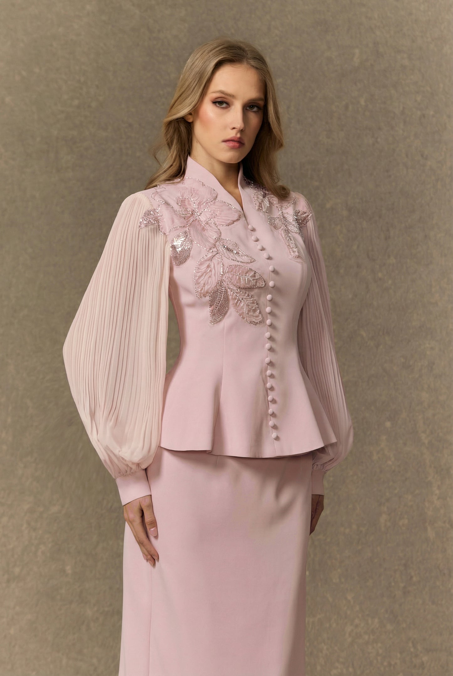 طقم تنورة أبيض أنيق مطرز بالزهور