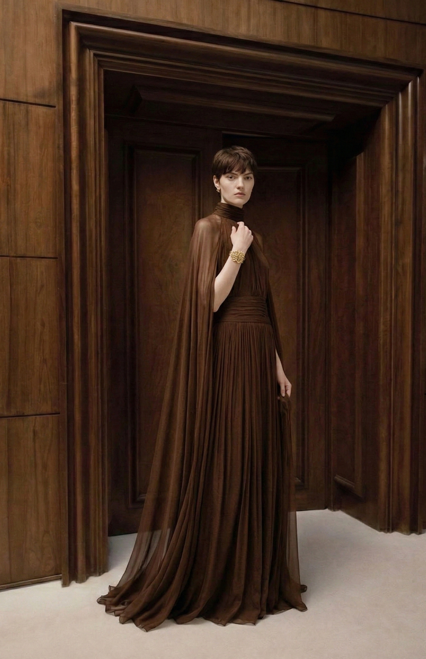 網紗長裙，高領蝴蝶結與露背設計