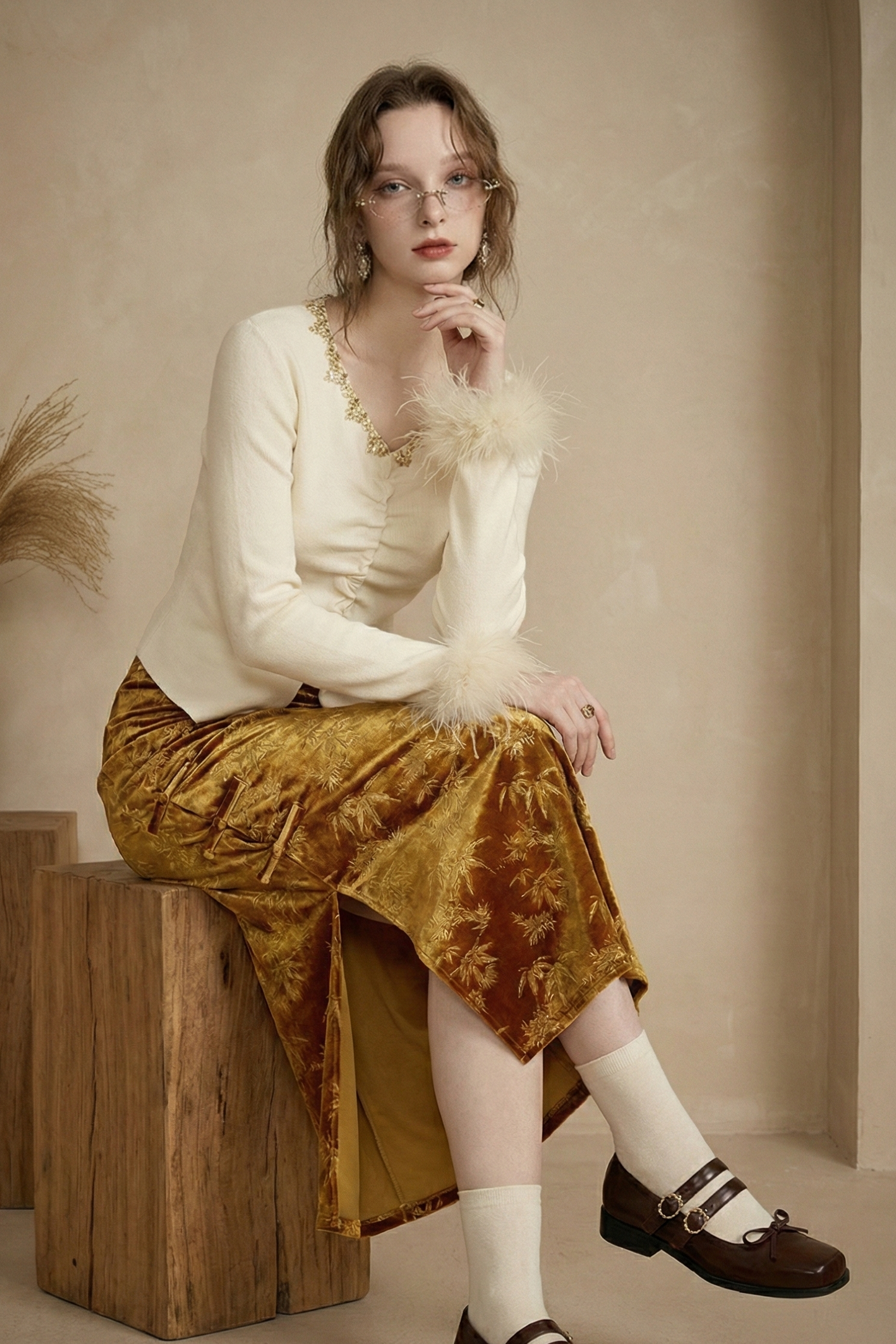 كنزة برقبة على شكل V مزينة بالخرز من الفيسكوز - تصميم ضيق مع تجاعيد