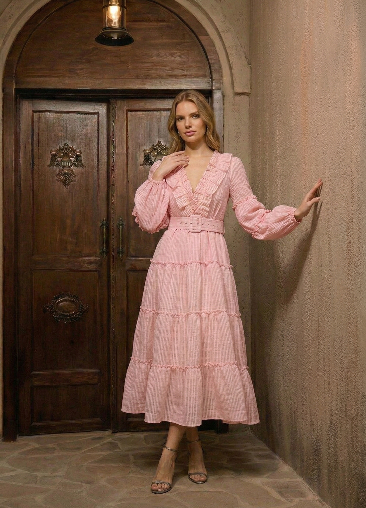 聚酯纖維長裙，泡泡袖與收腰設計