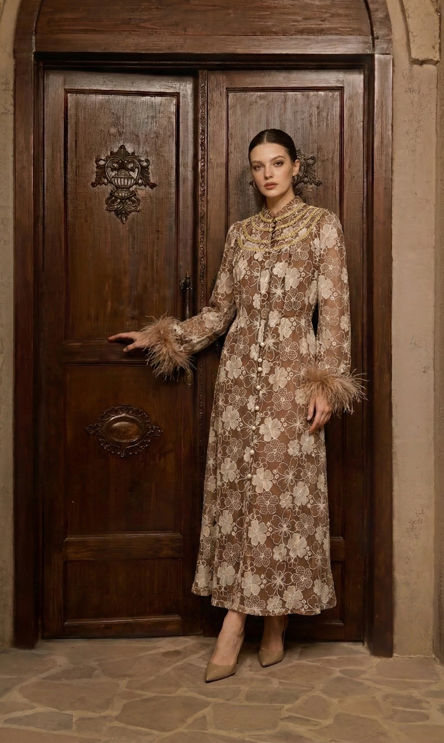 蕾絲刺繡立領羽毛袖長裙