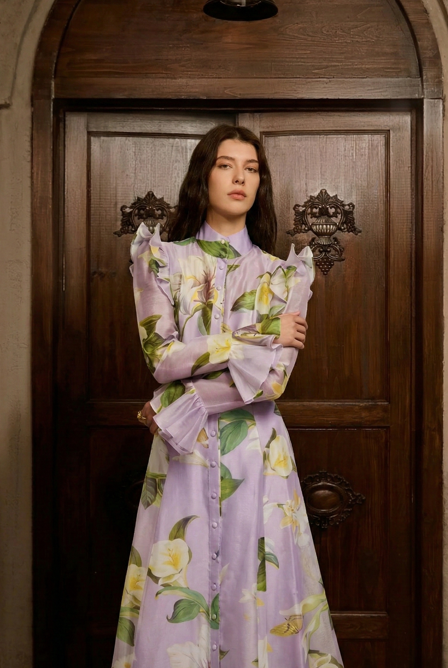 聚酯印花連衣裙，配腰帶和荷葉邊喇叭袖