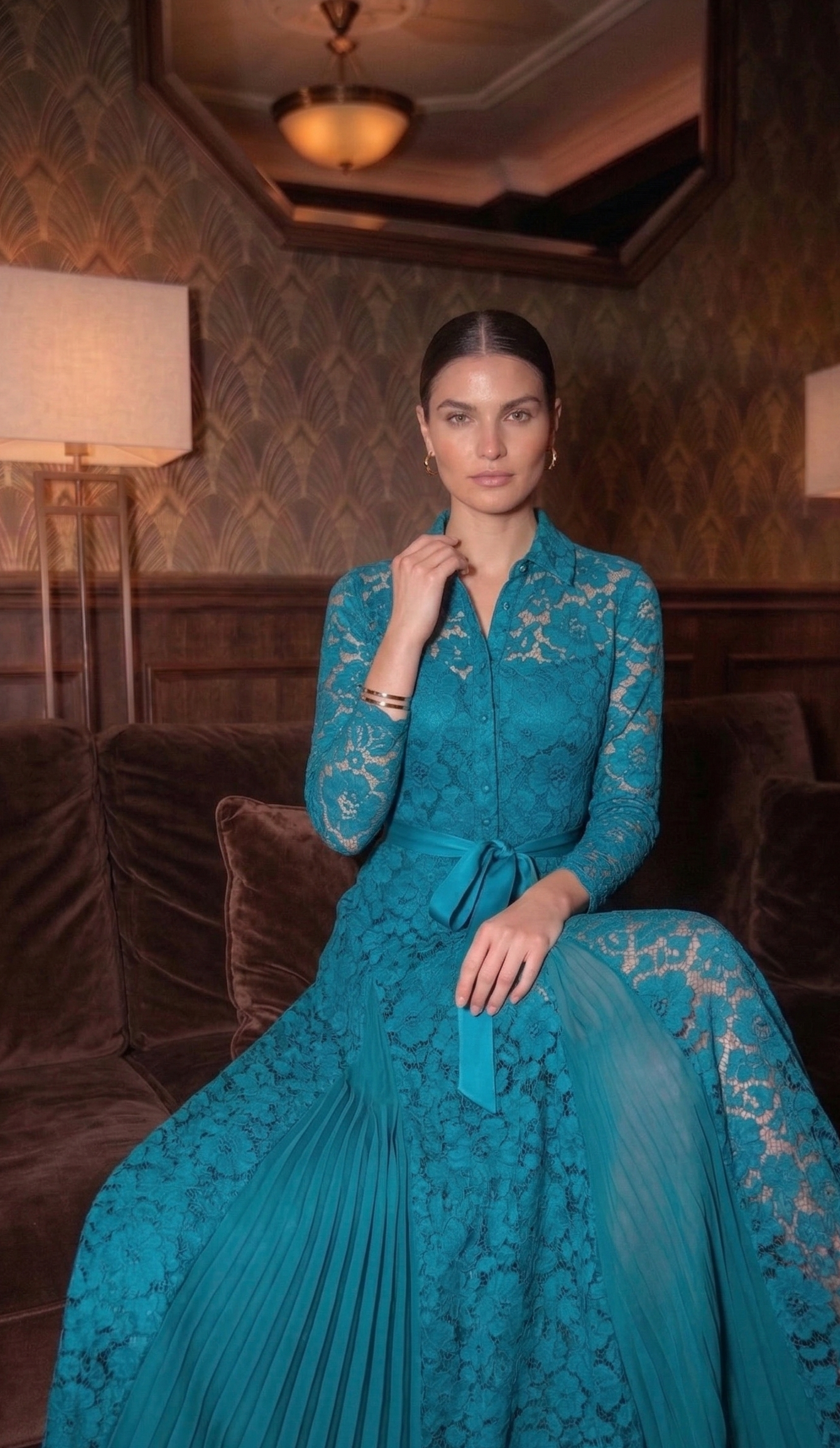 فستان دانتيل بتصميم قطعتين وهمي مع تنورة مطوية ورباط خصر