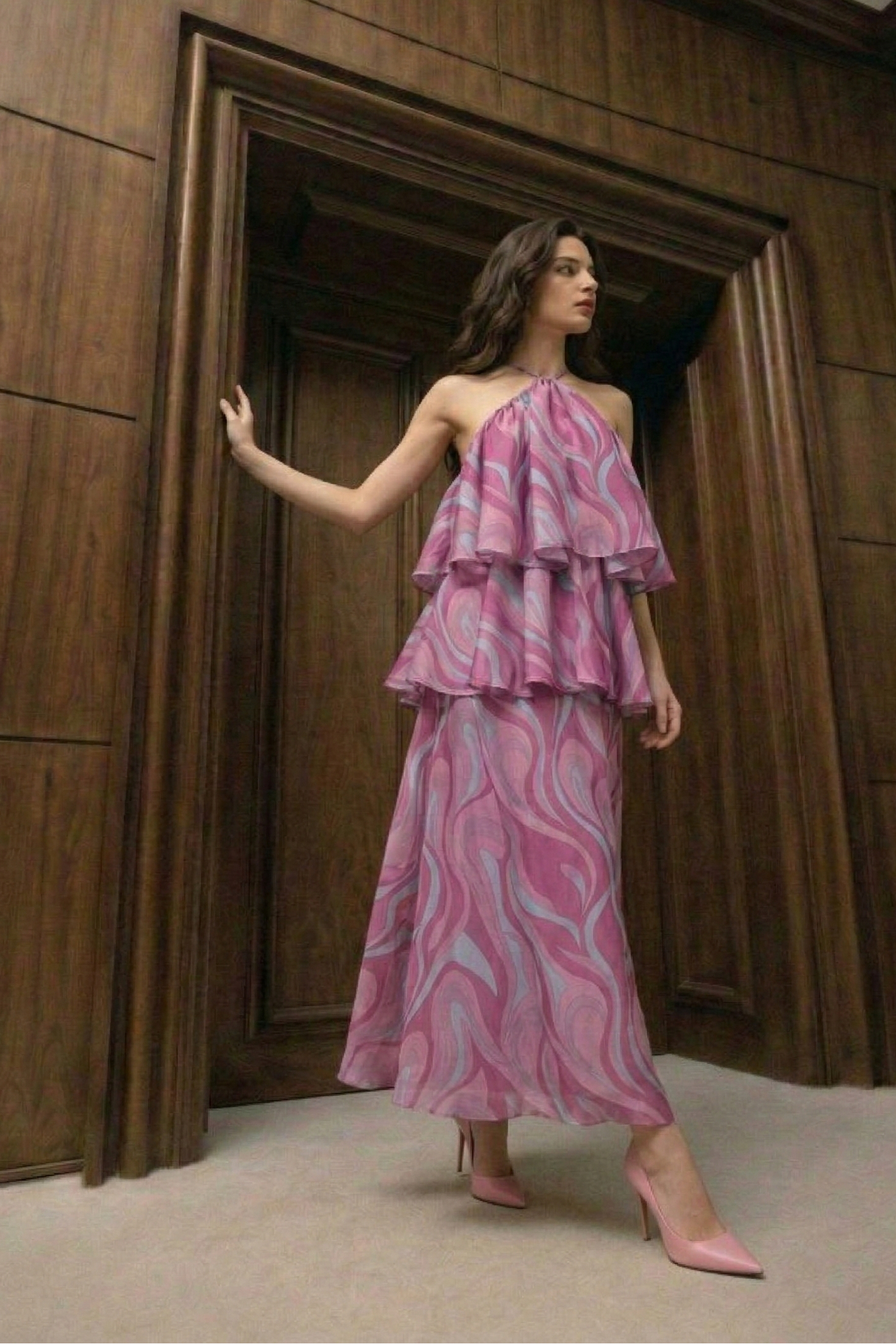 فستان برقبة هالتر بنسيج متموج وتفاصيل كشكش متعددة الطبقات