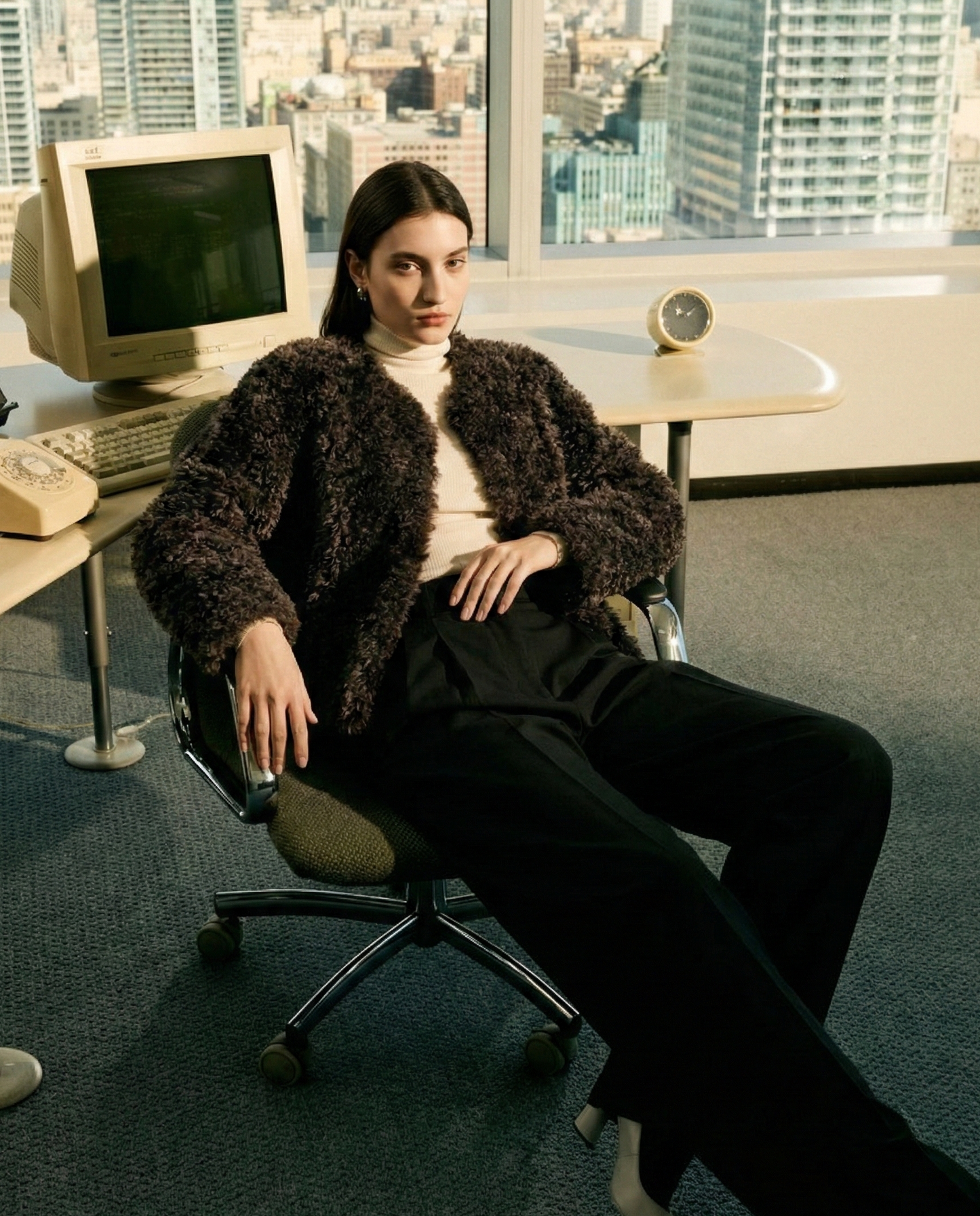 羊毛冬季外套 - 無領寬鬆短款毛絨設計