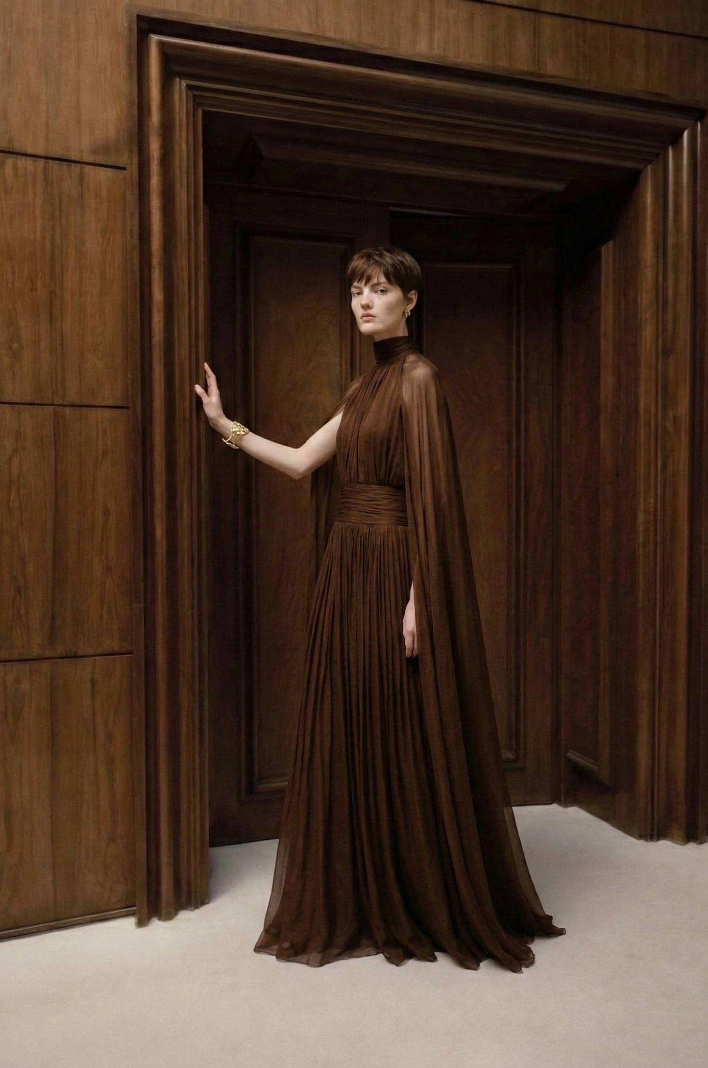 網紗長裙，高領蝴蝶結與露背設計