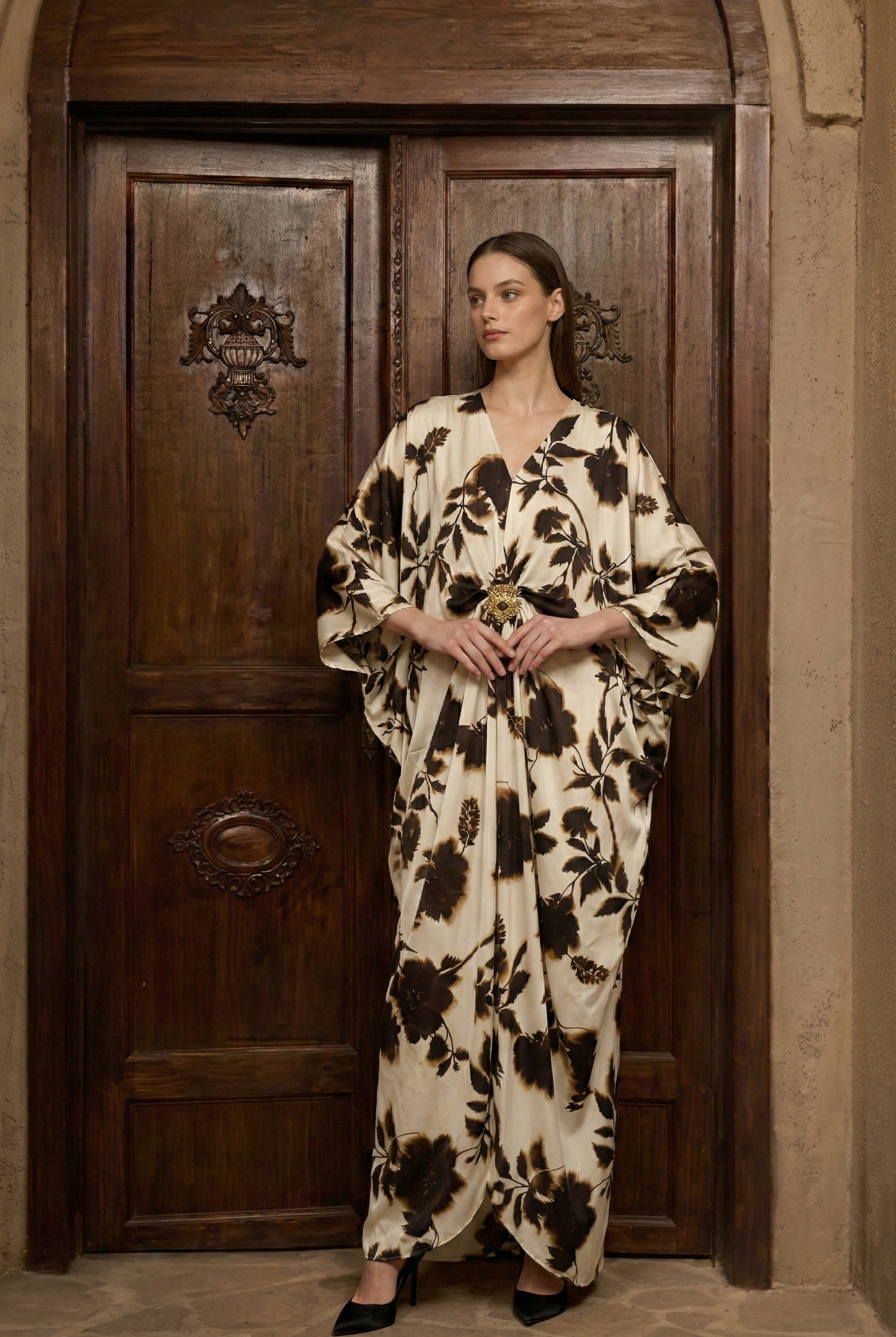 印花V領蝙蝠袖長裙搭配金屬扣