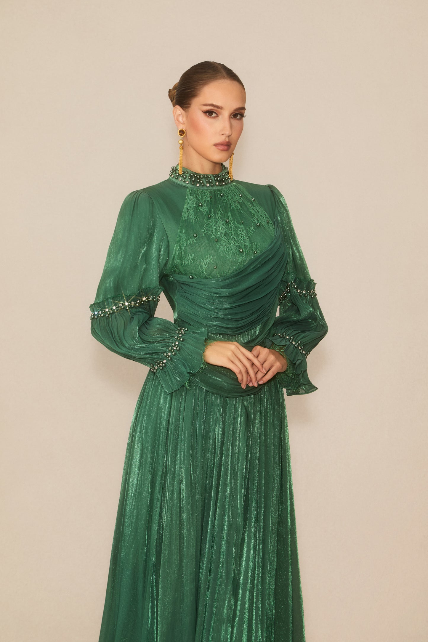 فستان ماكسي بأكمام طويلة مزين بالخرز بتصميم عصري كلاسيكي
