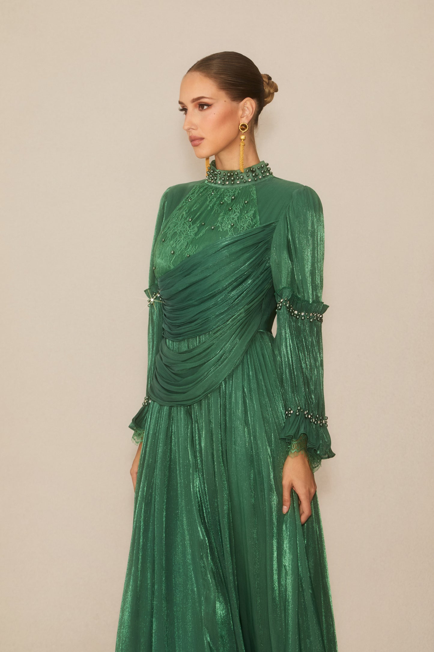 فستان ماكسي بأكمام طويلة مزين بالخرز بتصميم عصري كلاسيكي