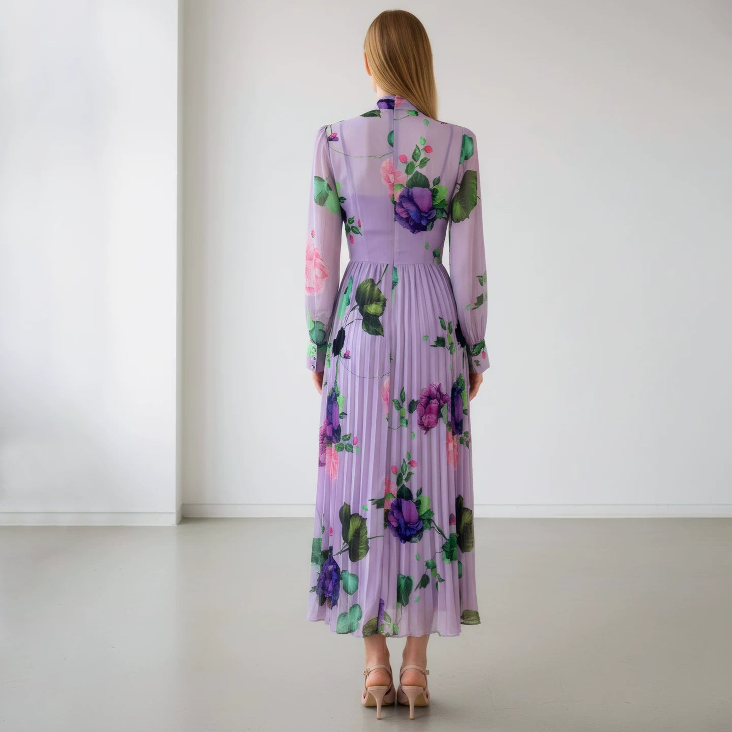 فستان طويل من حرير التوت بتصميم مطوي وربطة عنق