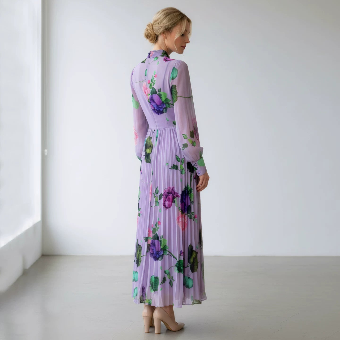 فستان طويل من حرير التوت بتصميم مطوي وربطة عنق