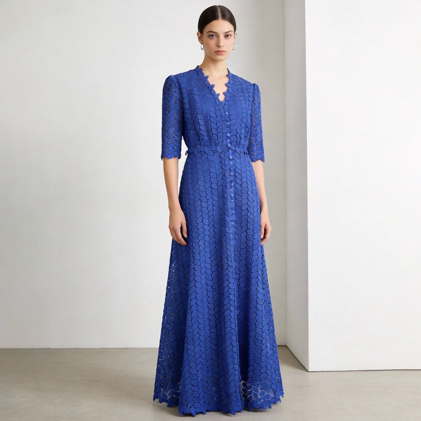 فستان دانتيل بقصة A مع تطريز وأكمام قصيرة