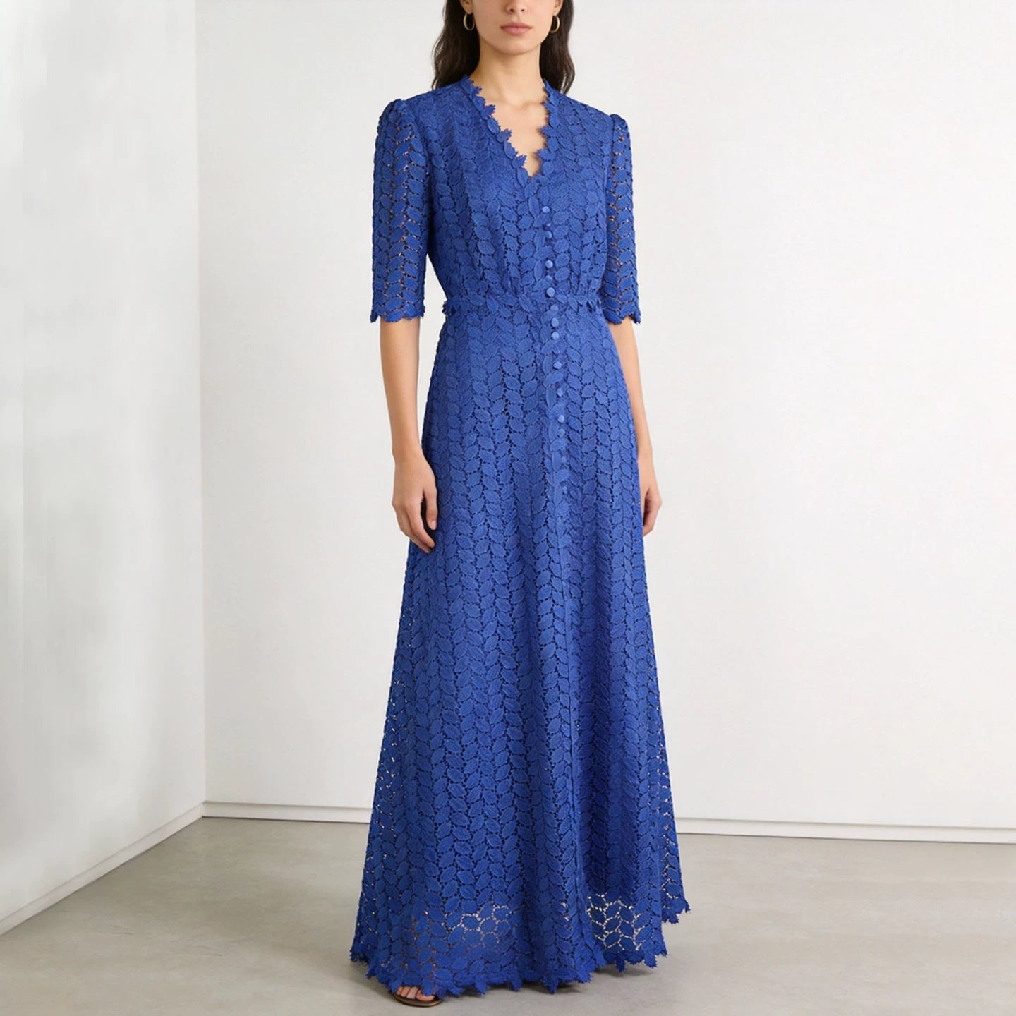 فستان دانتيل بقصة A مع تطريز وأكمام قصيرة