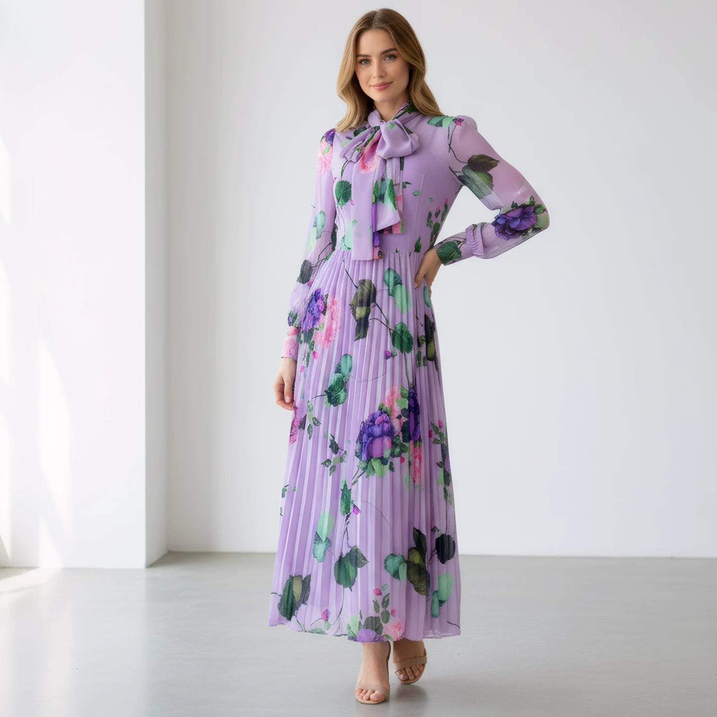 فستان طويل من حرير التوت بتصميم مطوي وربطة عنق