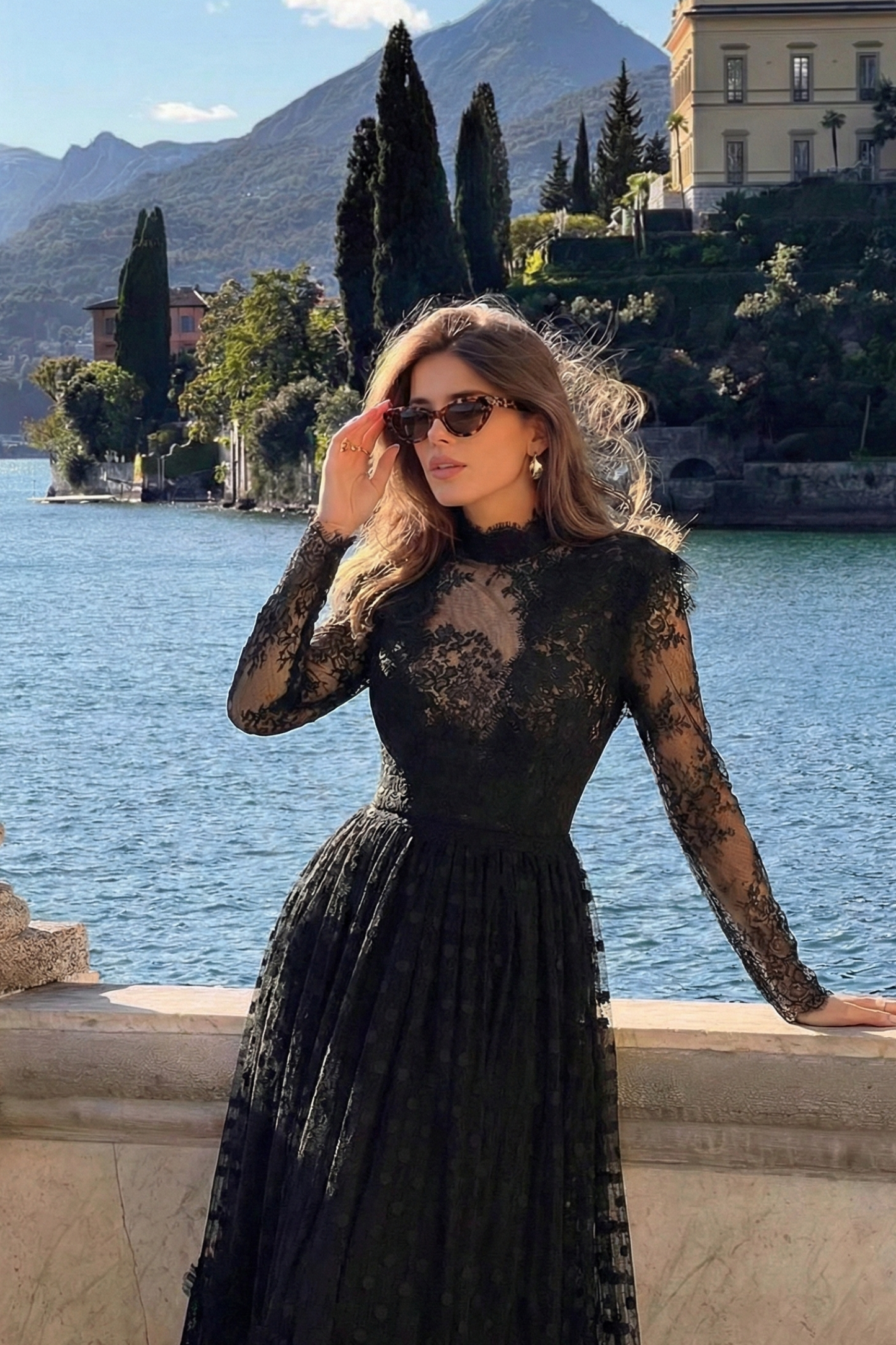 فستان ماكسي من الدانتيل الأسود المصقول بنقاط البولكا