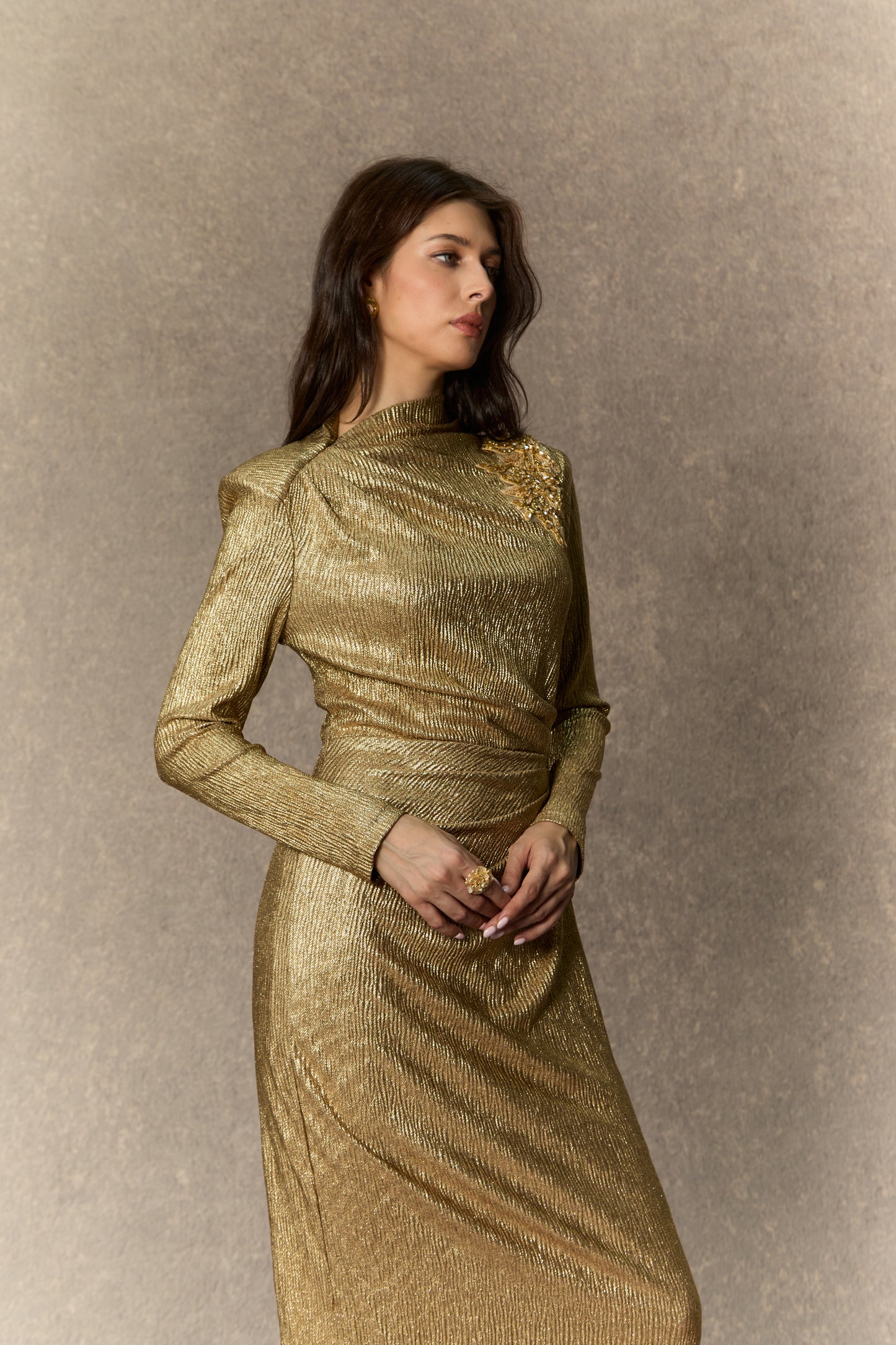 فستان ميدي ذهبي أنيق مزين بالزهور