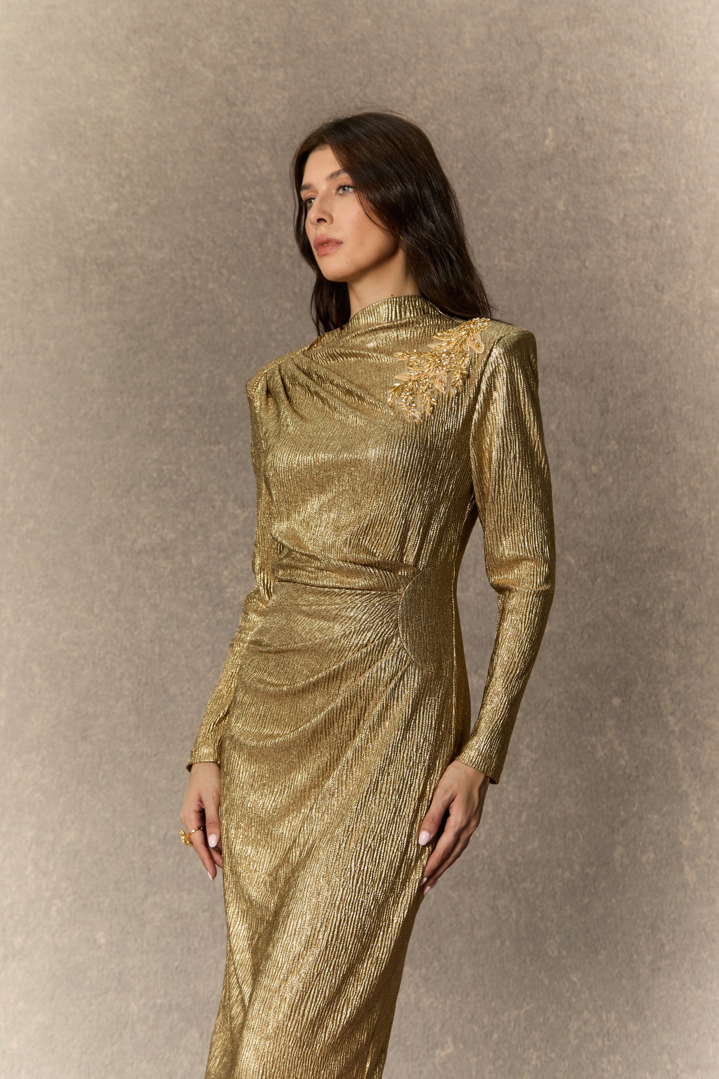 فستان ميدي ذهبي أنيق مزين بالزهور