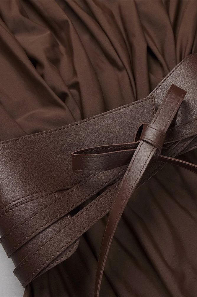 فستان ماكسي أنيق بأكمام طويلة وفتحة صدر عميقة