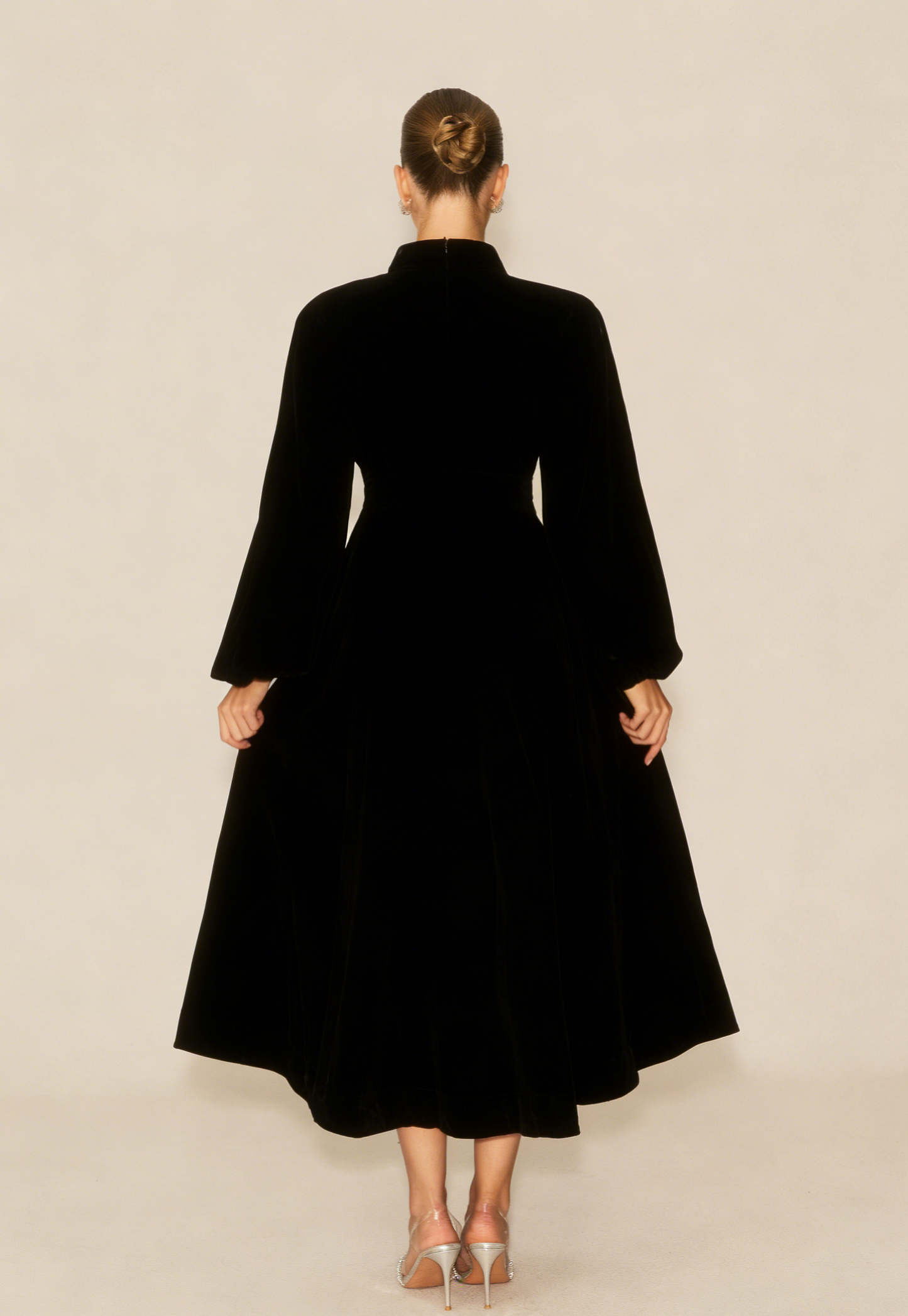 Vestido Midi de Terciopelo Negro con Adornos de Cristal