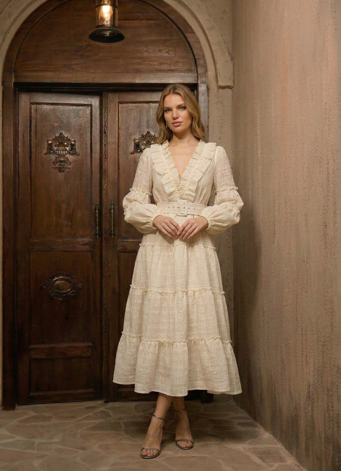 聚酯纖維長裙，泡泡袖與收腰設計