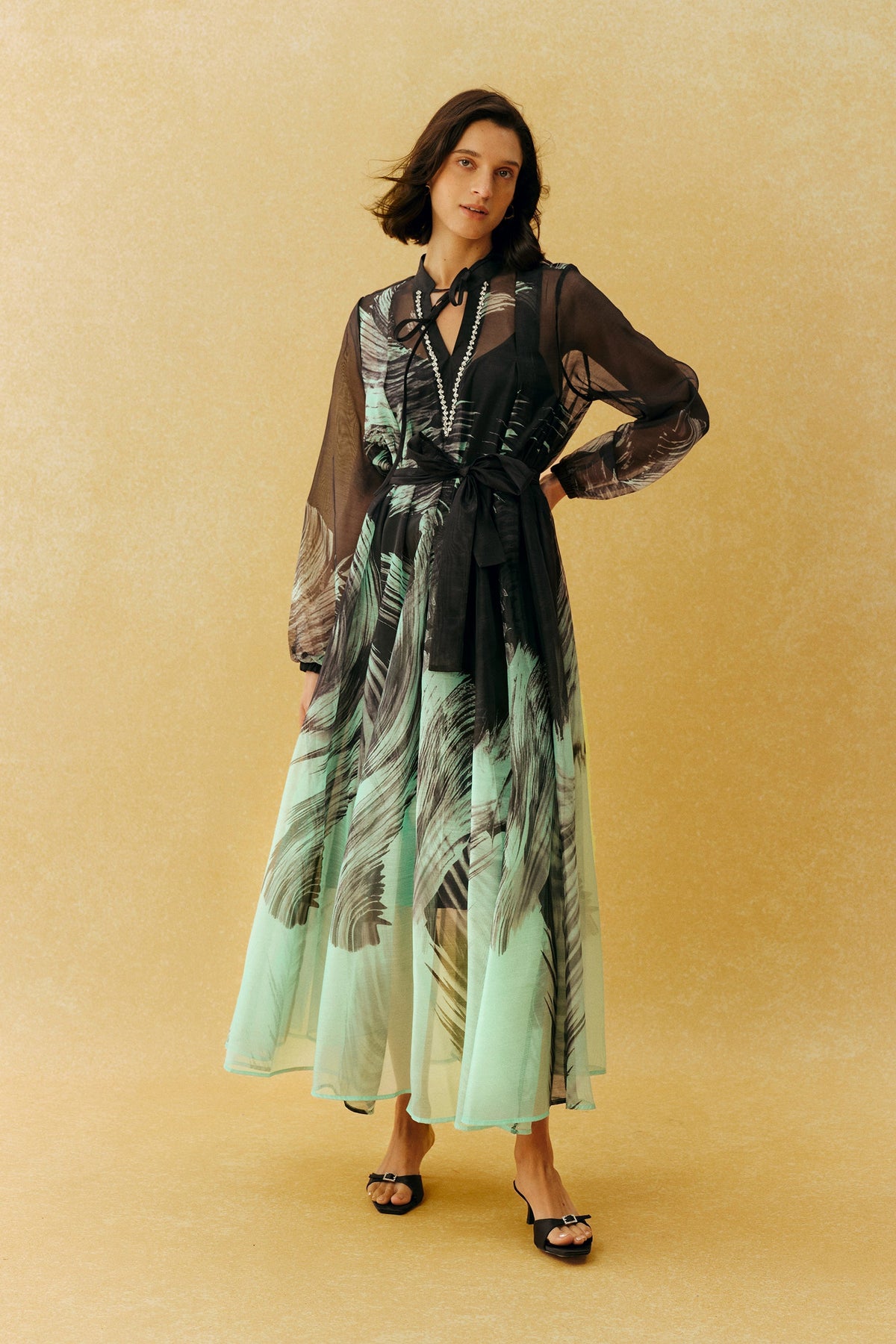 Gaun Maxi Hitam Motif Daun dari K sifon dengan Ikat Pinggang, Lengan Balon Panjang Bermanset