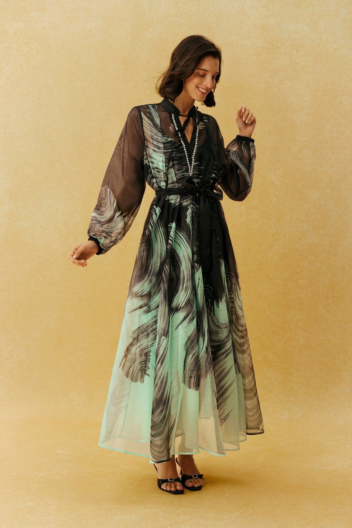 Gaun Maxi Hitam Motif Daun dari K sifon dengan Ikat Pinggang, Lengan Balon Panjang Bermanset