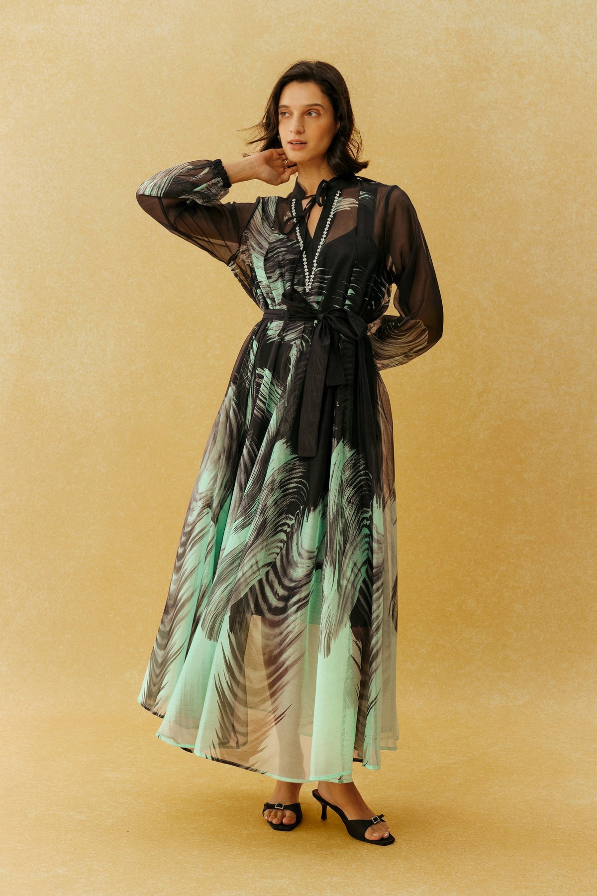 Gaun Maxi Hitam Motif Daun dari K sifon dengan Ikat Pinggang, Lengan Balon Panjang Bermanset