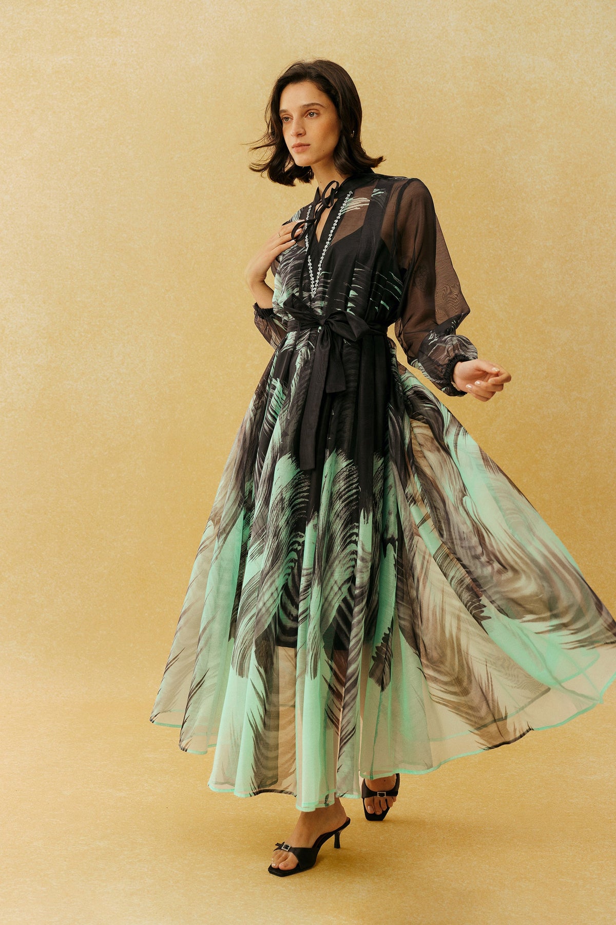 Gaun Maxi Hitam Motif Daun dari K sifon dengan Ikat Pinggang, Lengan Balon Panjang Bermanset