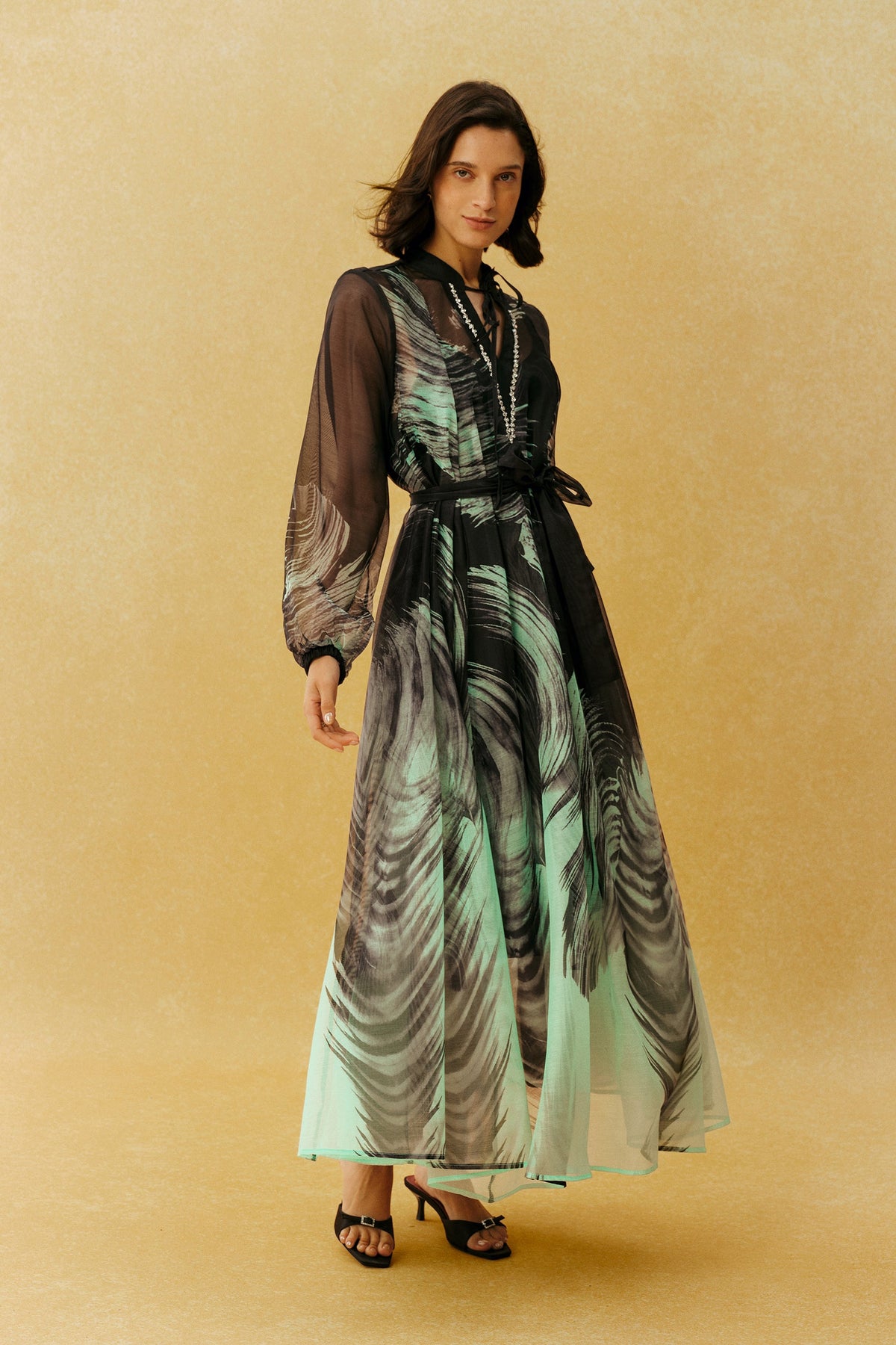Gaun Maxi Hitam Motif Daun dari K sifon dengan Ikat Pinggang, Lengan Balon Panjang Bermanset