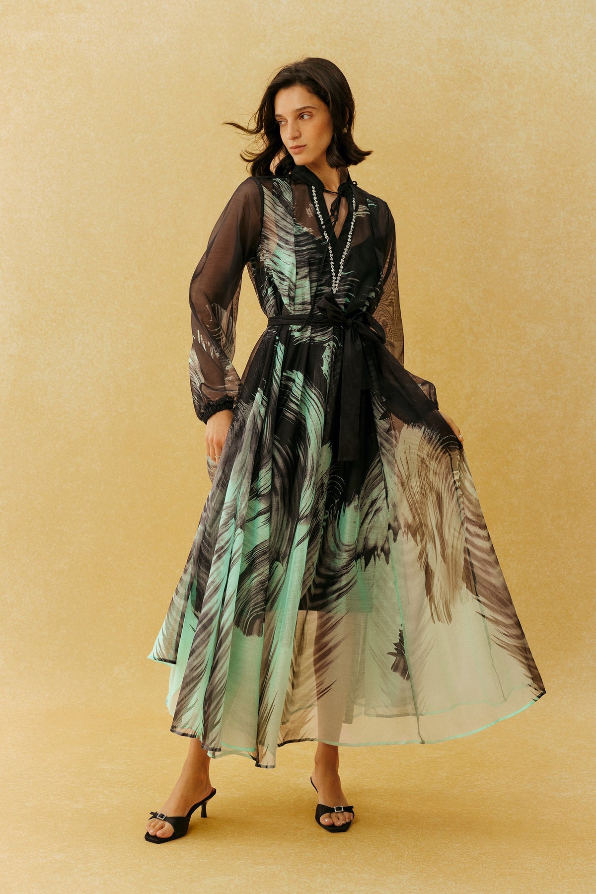 Gaun Maxi Hitam Motif Daun dari K sifon dengan Ikat Pinggang, Lengan Balon Panjang Bermanset