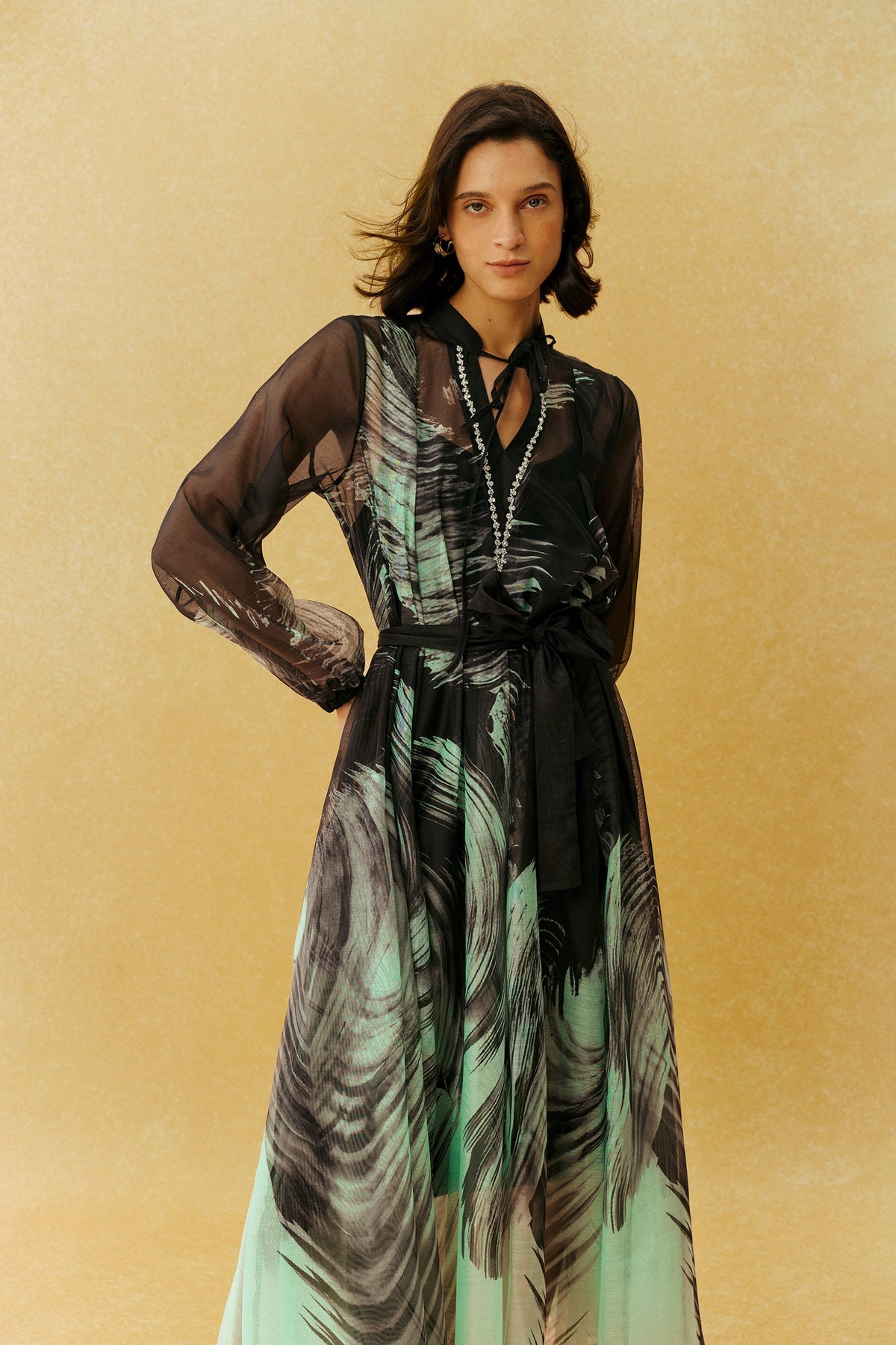 Gaun Maxi Hitam Motif Daun dari K sifon dengan Ikat Pinggang, Lengan Balon Panjang Bermanset