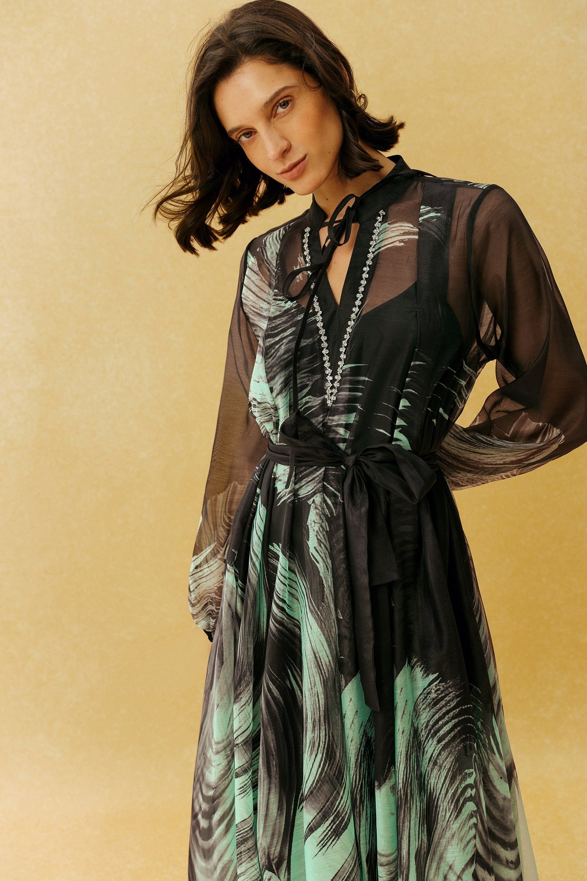 Gaun Maxi Hitam Motif Daun dari K sifon dengan Ikat Pinggang, Lengan Balon Panjang Bermanset