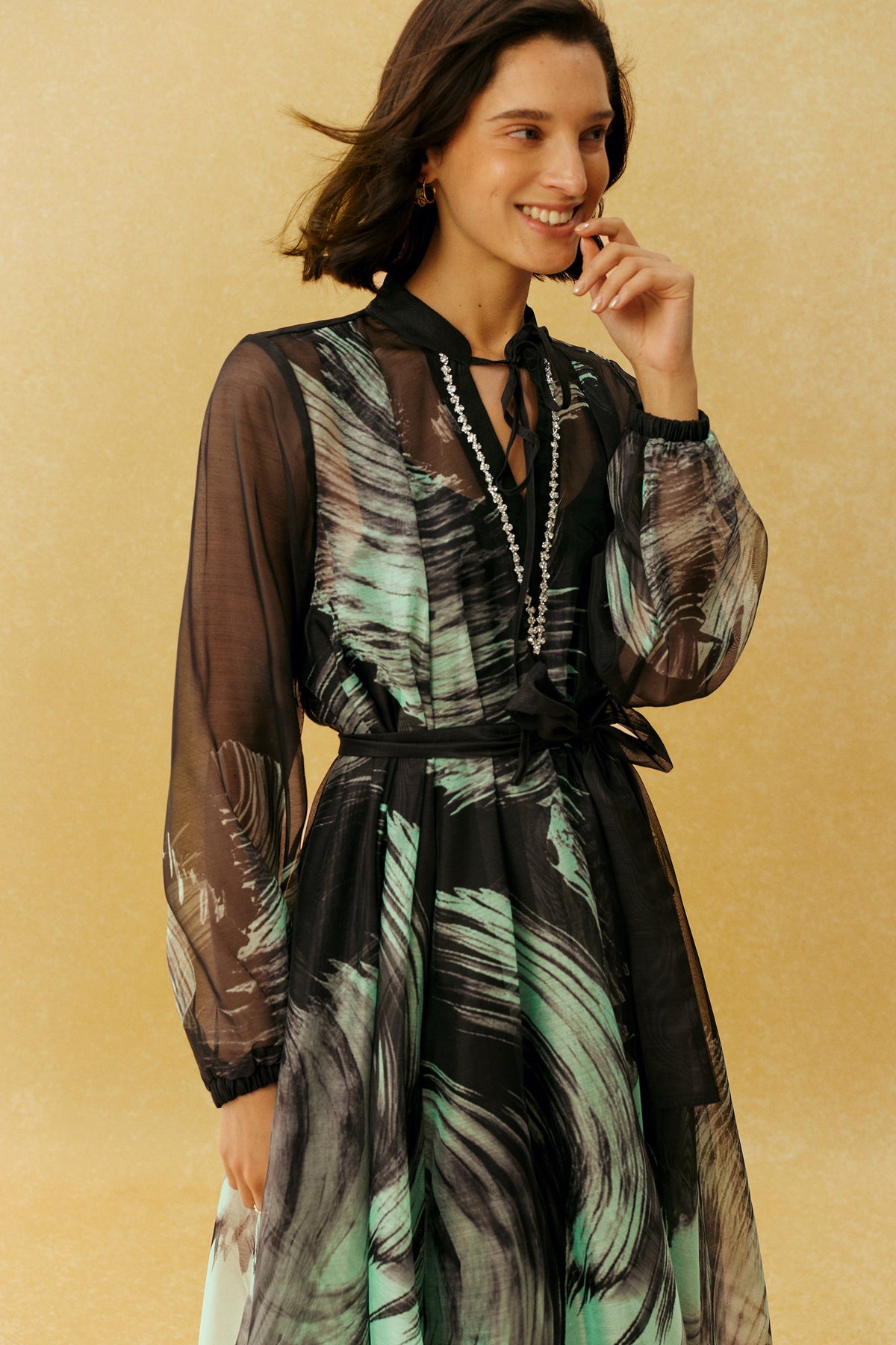 Gaun Maxi Hitam Motif Daun dari K sifon dengan Ikat Pinggang, Lengan Balon Panjang Bermanset