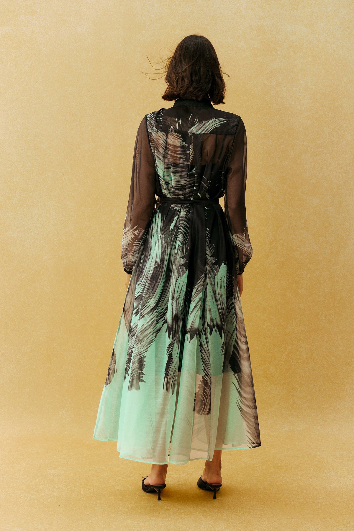 Gaun Maxi Hitam Motif Daun dari K sifon dengan Ikat Pinggang, Lengan Balon Panjang Bermanset